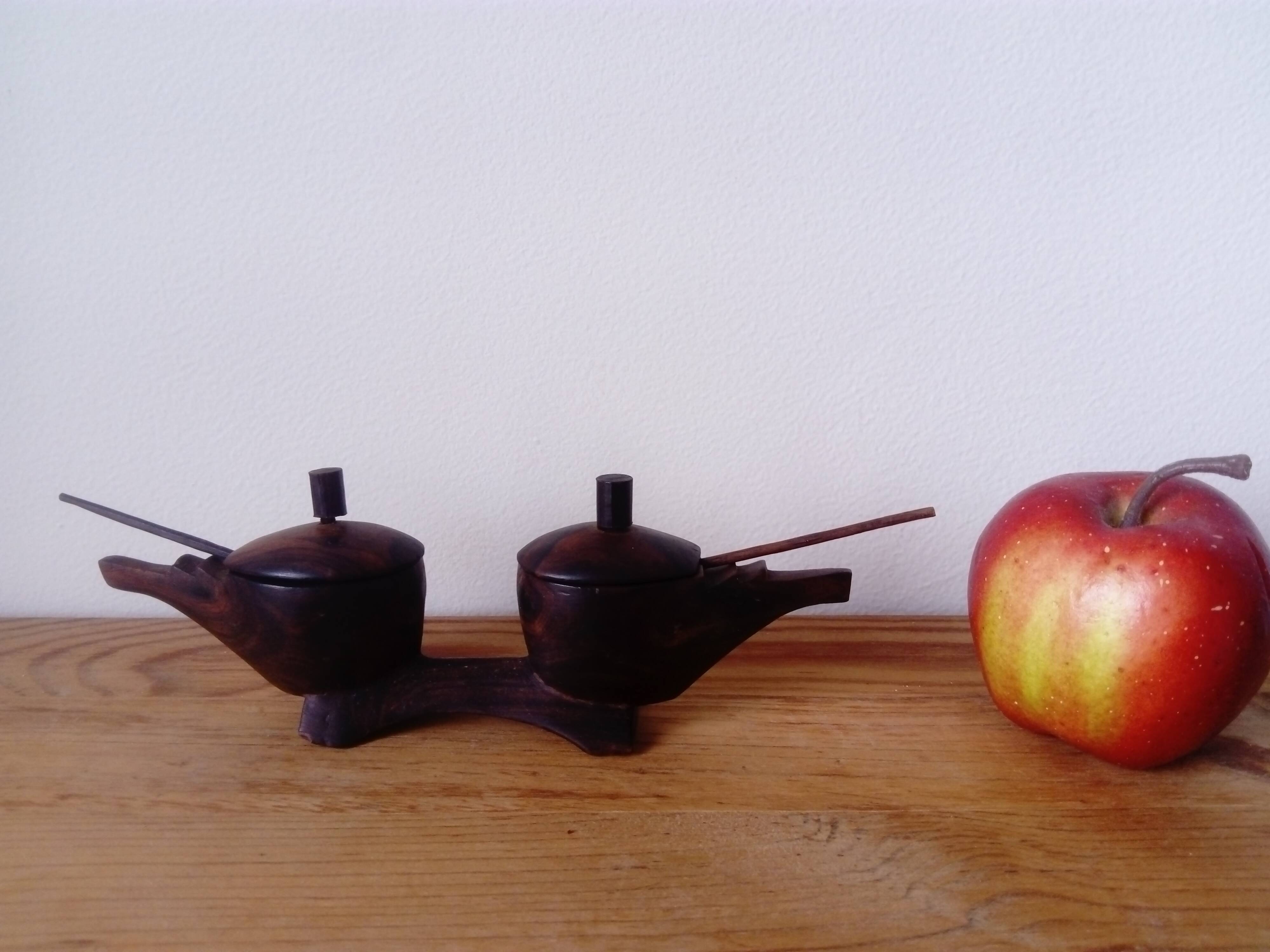 Salt and pepper shakers in carved wood, african craftsmanship