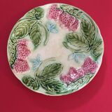 Assiette plate ancienne en barbotine de Onnaing, décor de fraises. Signature en creux