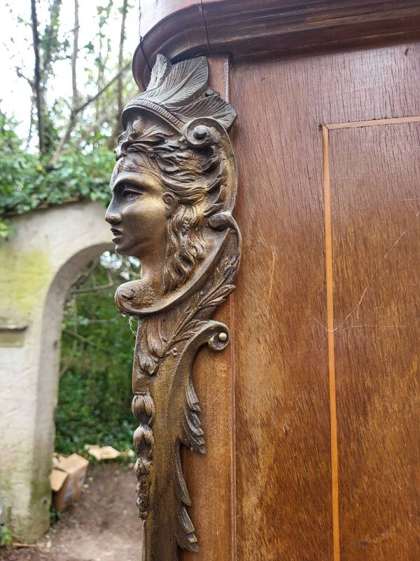 Meuble ancien galbé en bois marqueté et bronzes figuratifs – fin XIXe