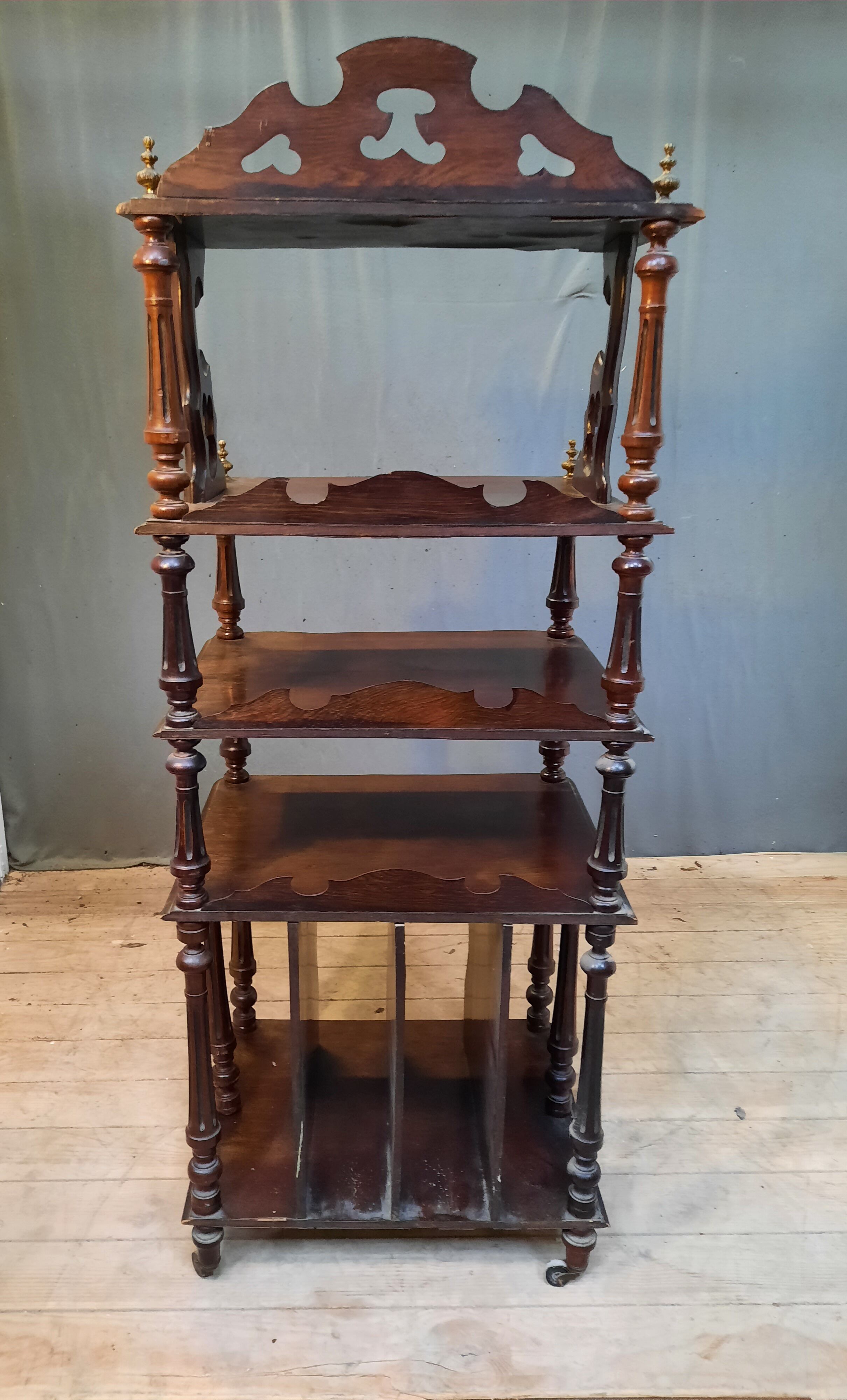 Etagère sur pieds en palissandre Napoléon III