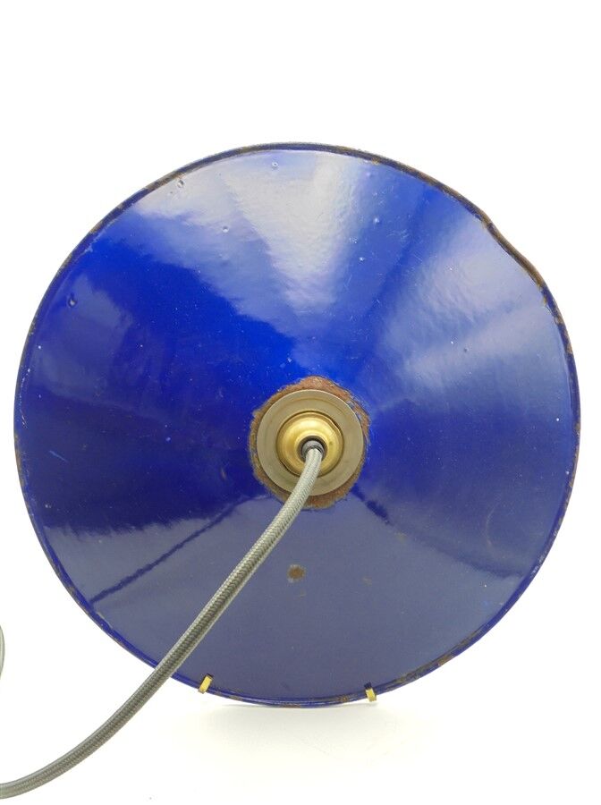 Hanging in enamelled sheet metal