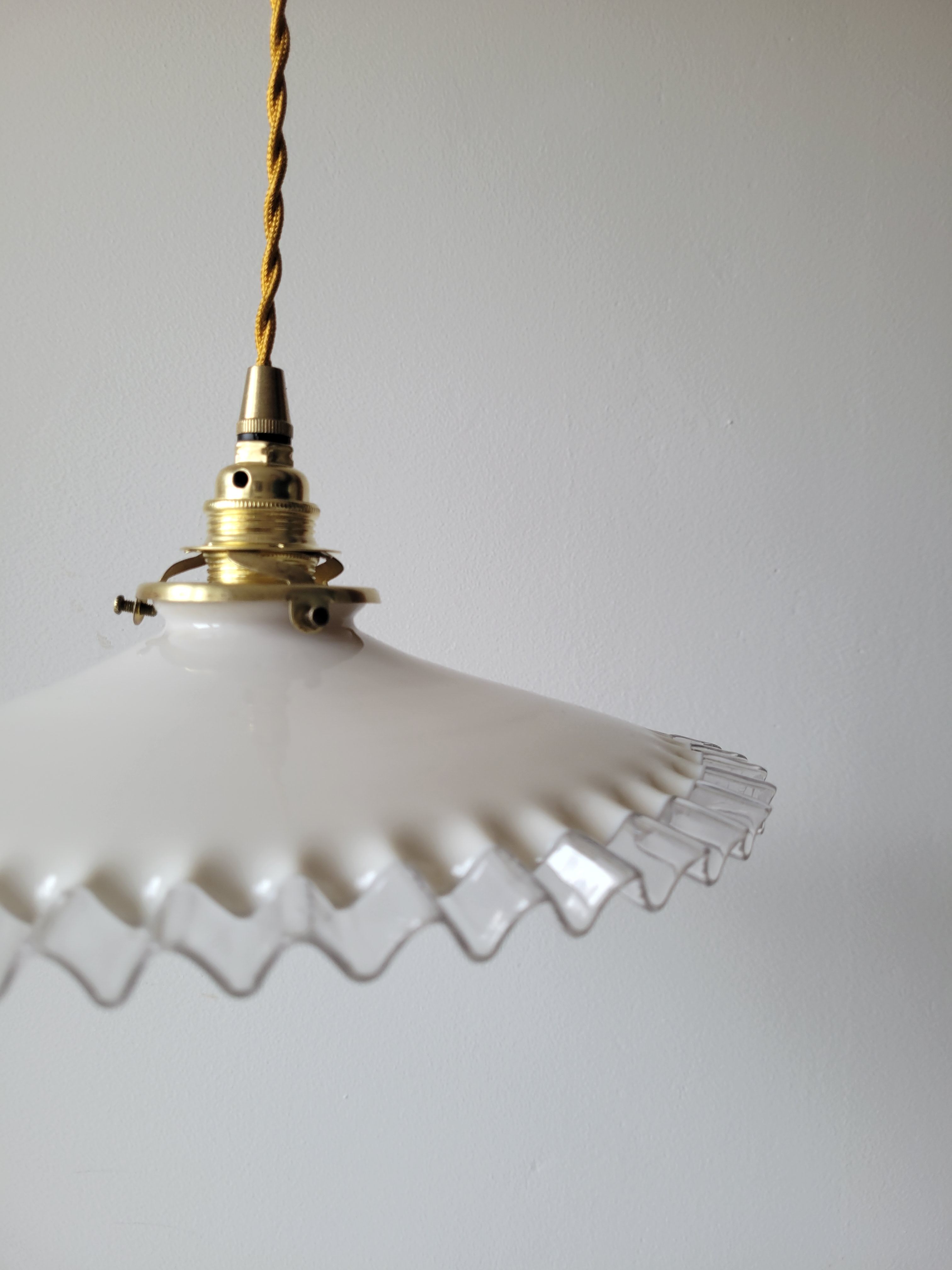 Serrated opaline suspension