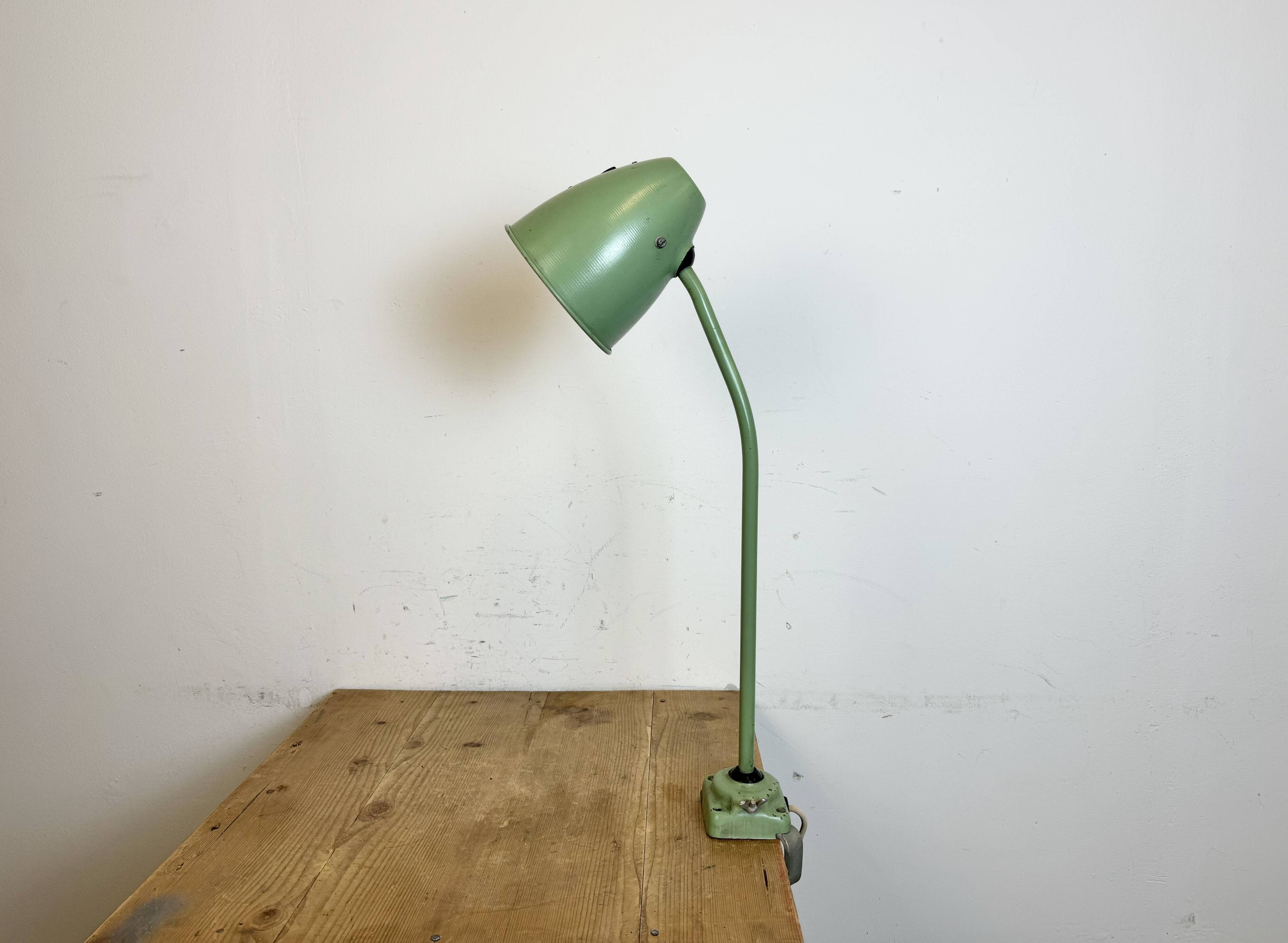 Lampe de table d'atelier industriel vert, 1960s
