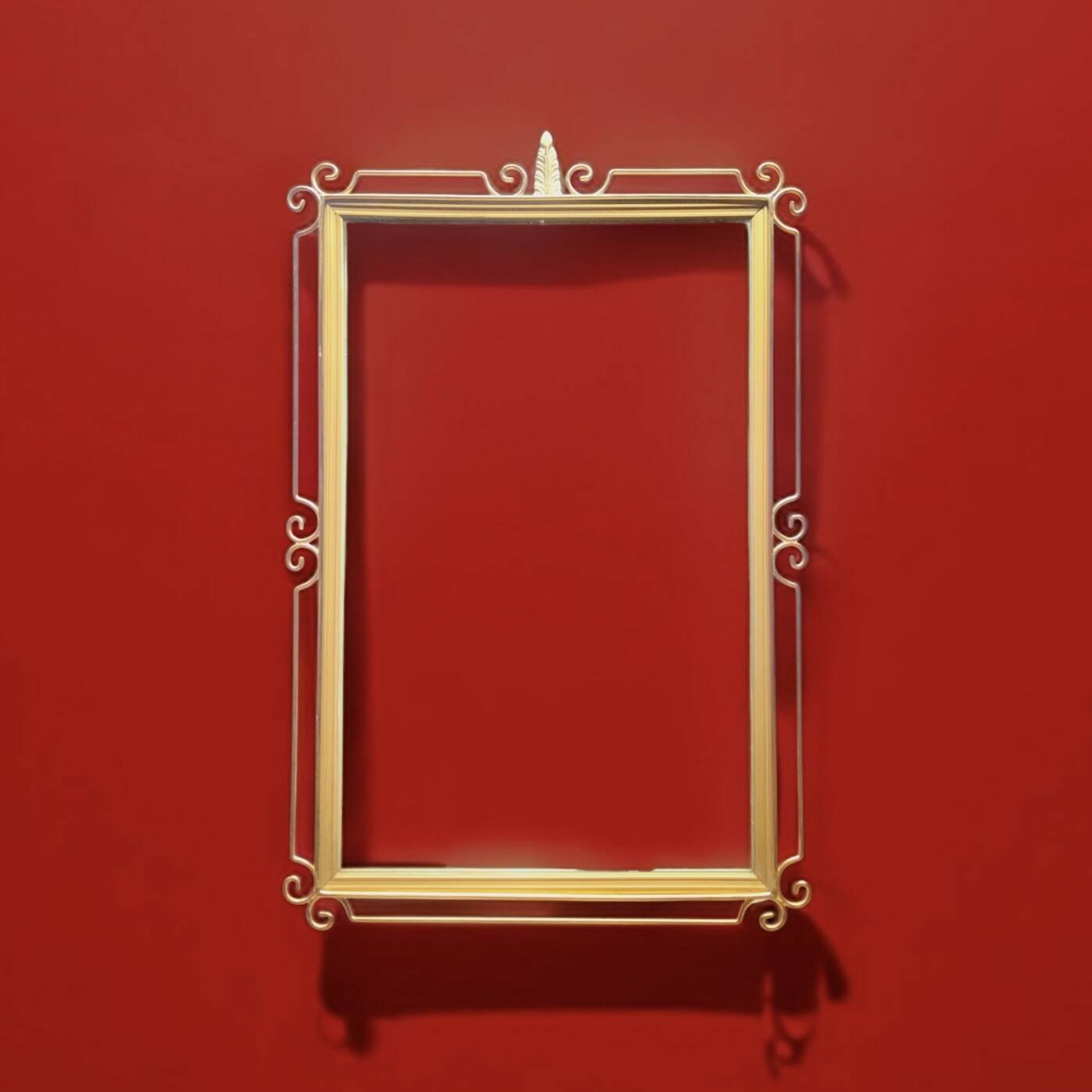 Miroir mural Hollywood Regency en laiton doré - 70 x 46 cm