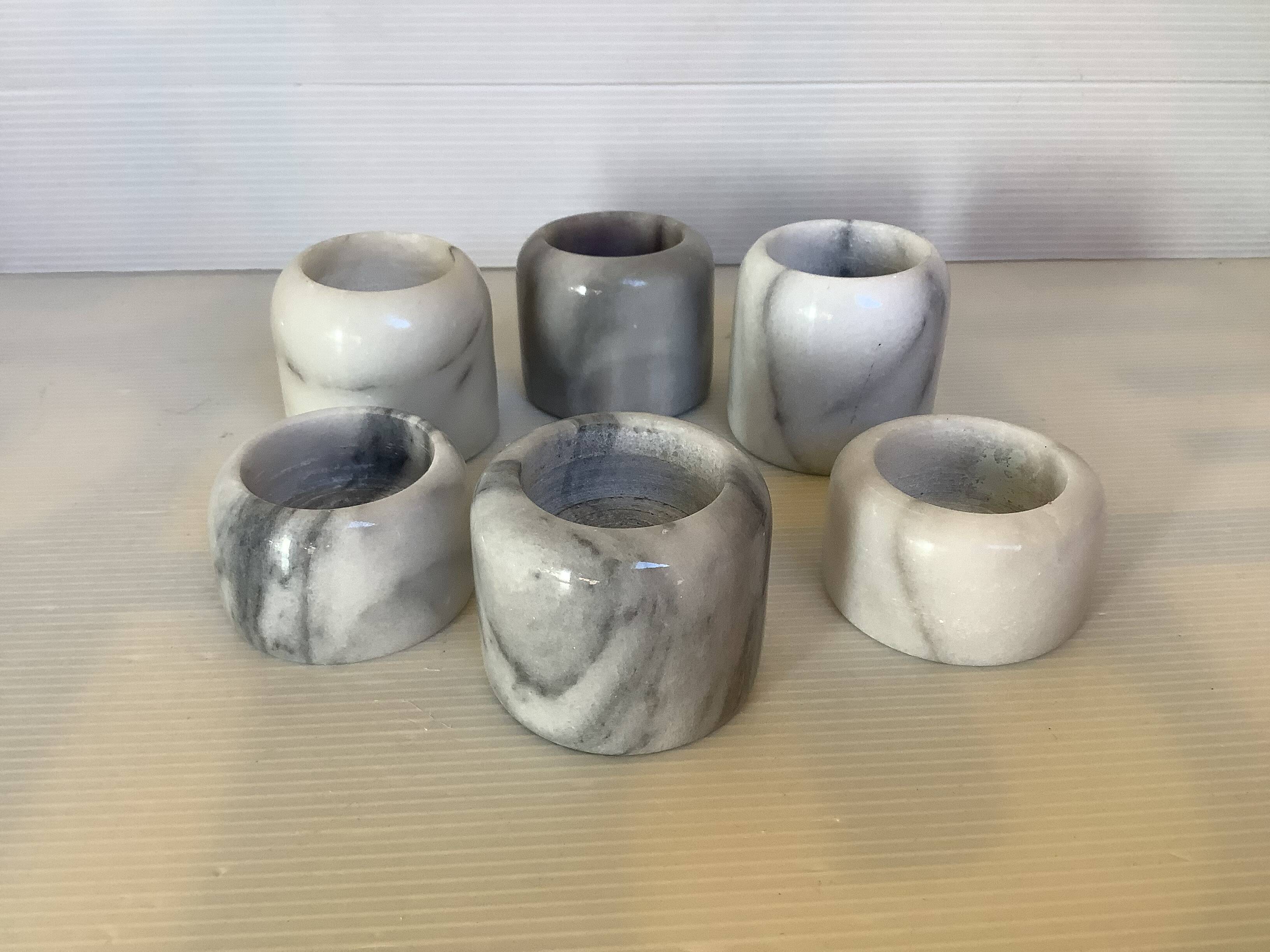 Six bougeoirs en marbre