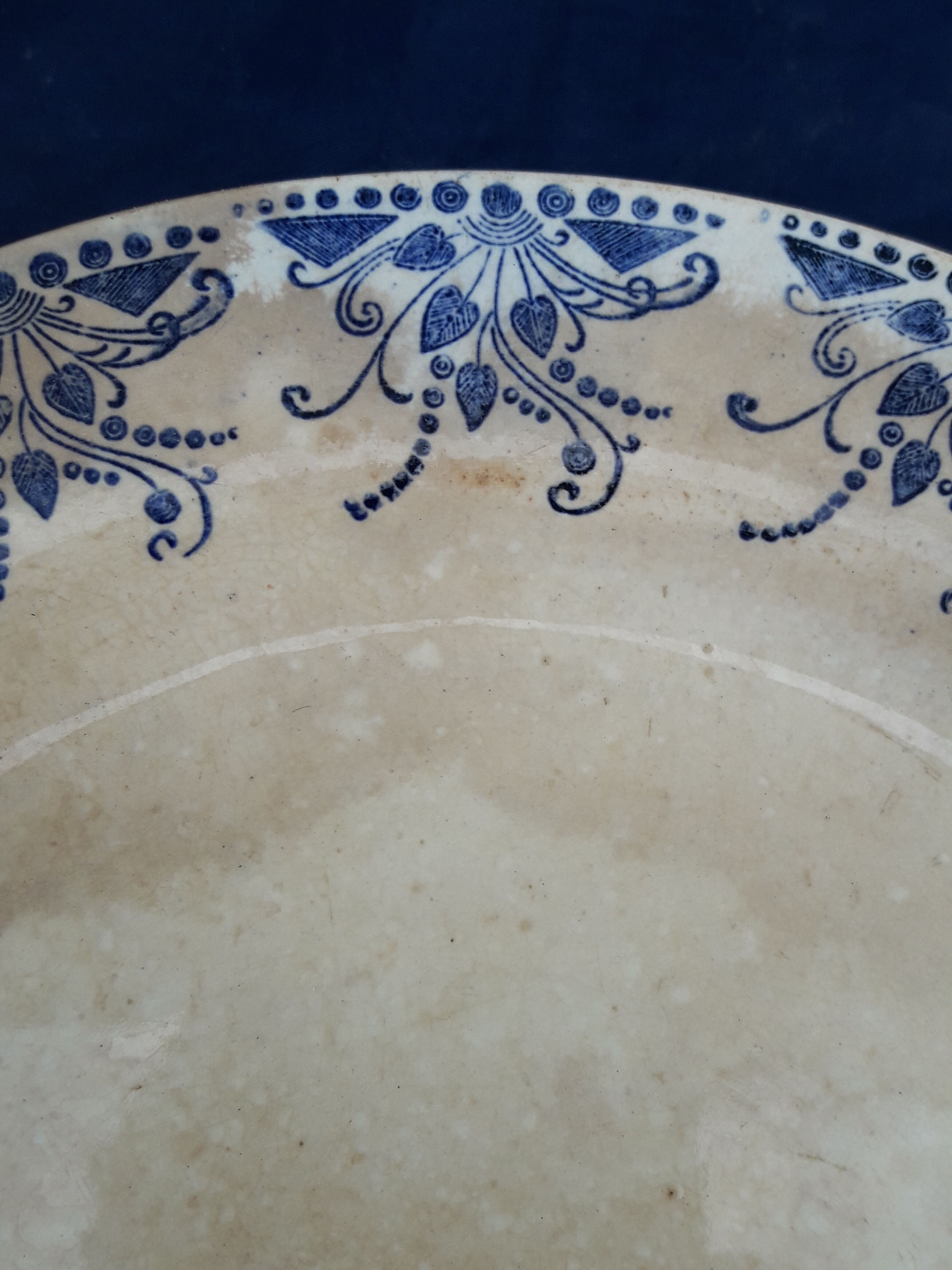 Dish on pedestal In Faïence Creil Montereau HBCM model tolga diam 22 cm