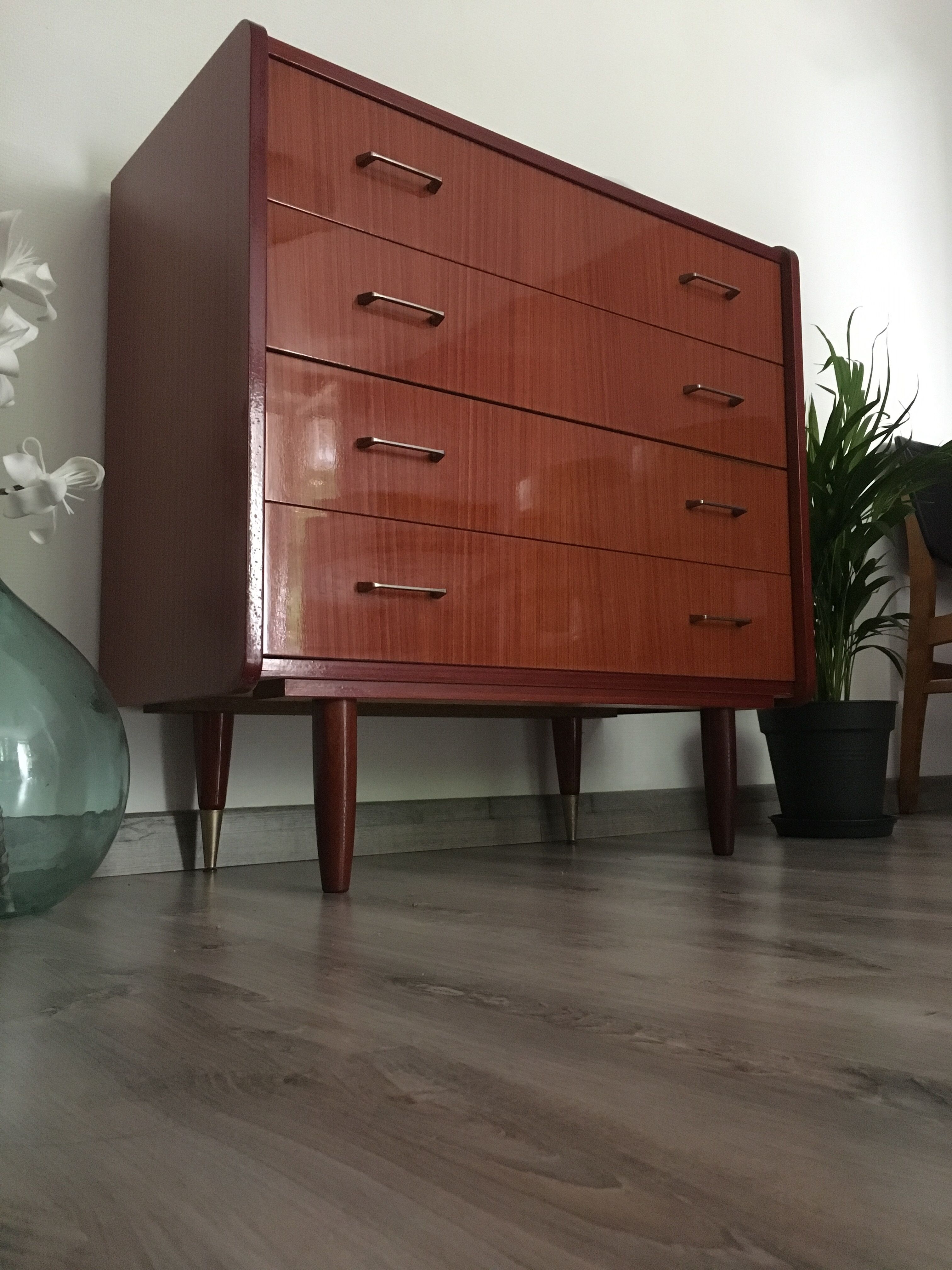 Commode vintage à pieds aiguilles