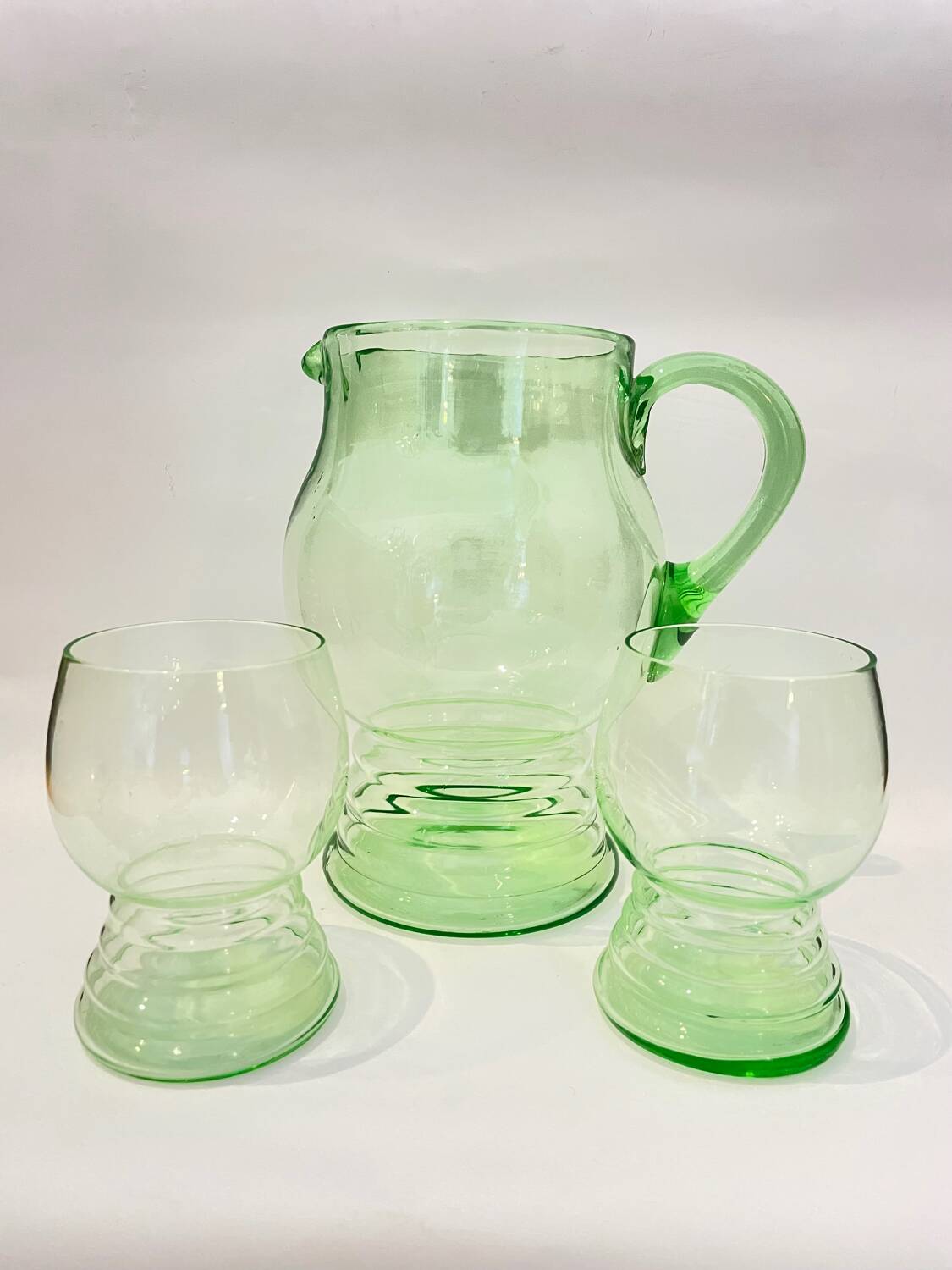 Art Deco carafe and its two glasses, in uraline