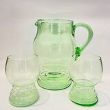 Art Deco carafe and its two glasses, in uraline