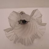 Wall light at 45° and its very elaborate frosted glass tulip