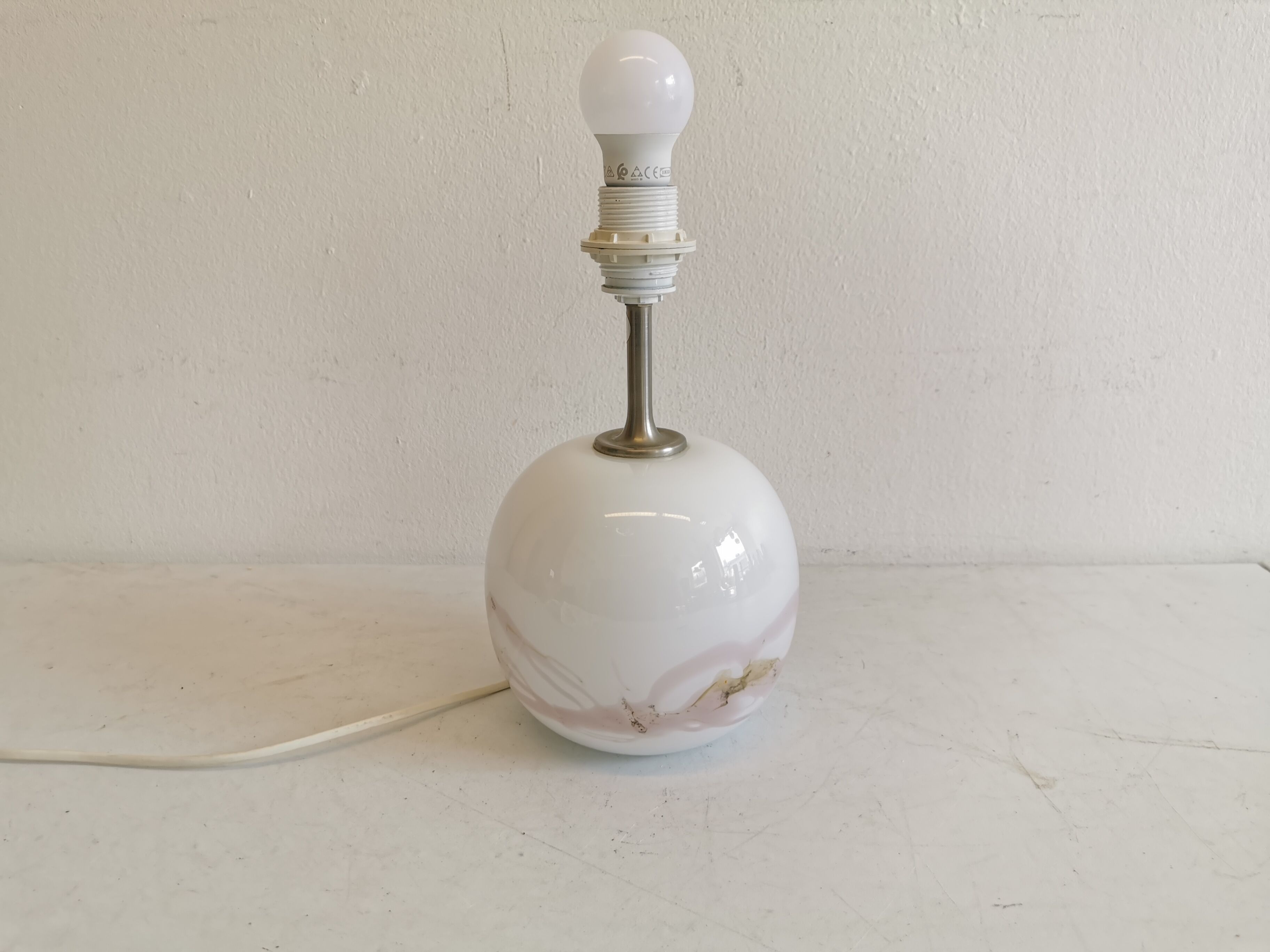 Table lamp in white opal glass, with pink details/decoration