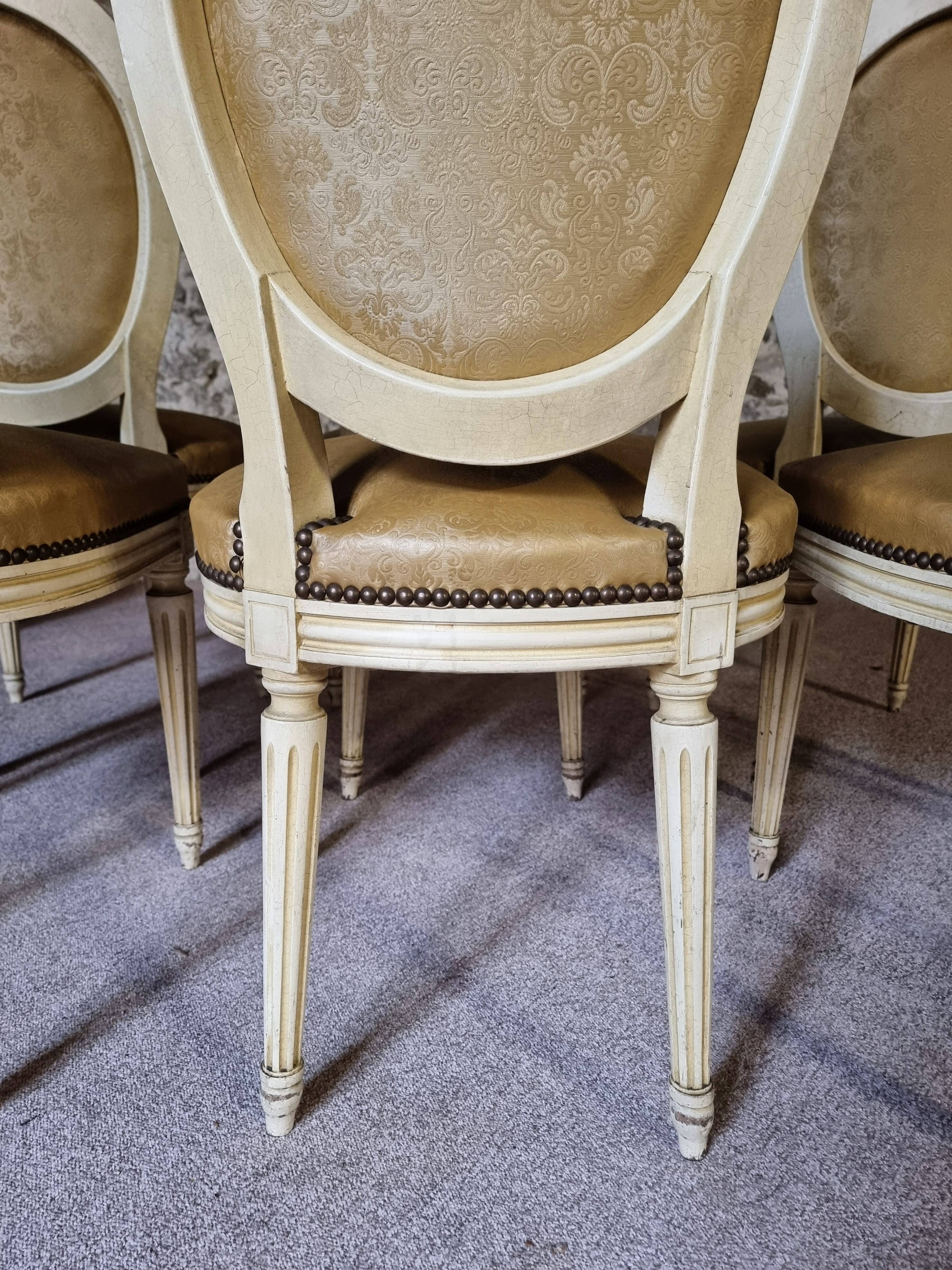 Chaises de salle à manger Louis XVI vintage – Ensemble de 8 chaises françaises sculptées en bois avec revêtement en simili cuir damassé caramel, années 1920/1930