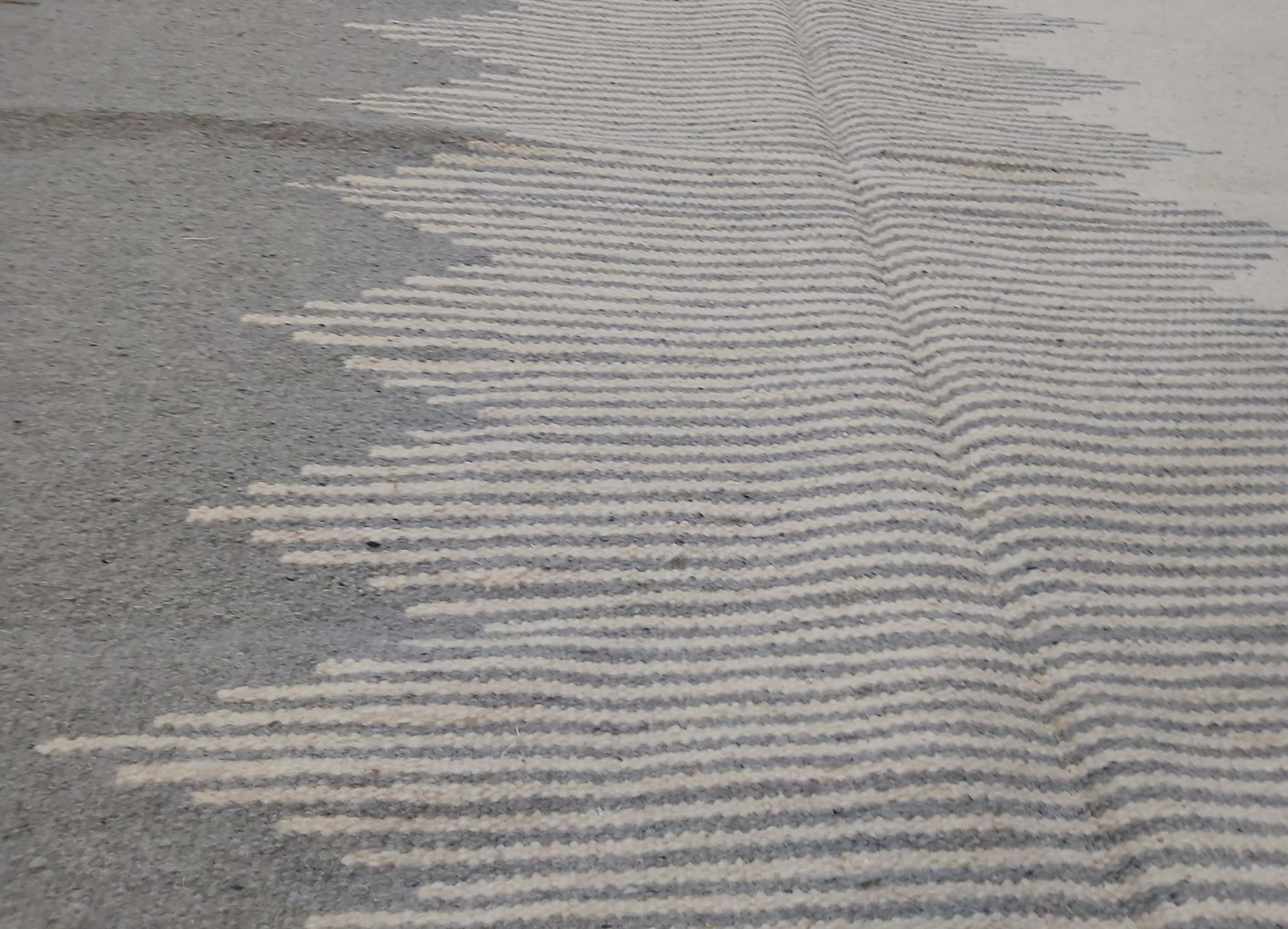 Tapis gris traditionnel fait main en pure laine 151x204cm