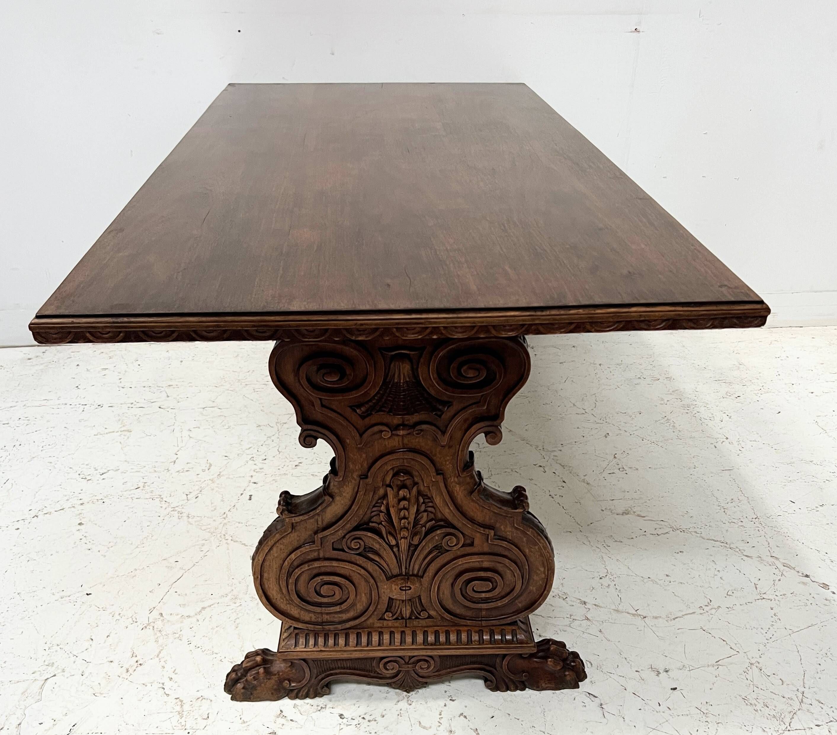 Table a manger de style Renaissance en bois massif sculpté XX siècle