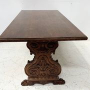 Table a manger de style Renaissance en bois massif sculpté XX siècle