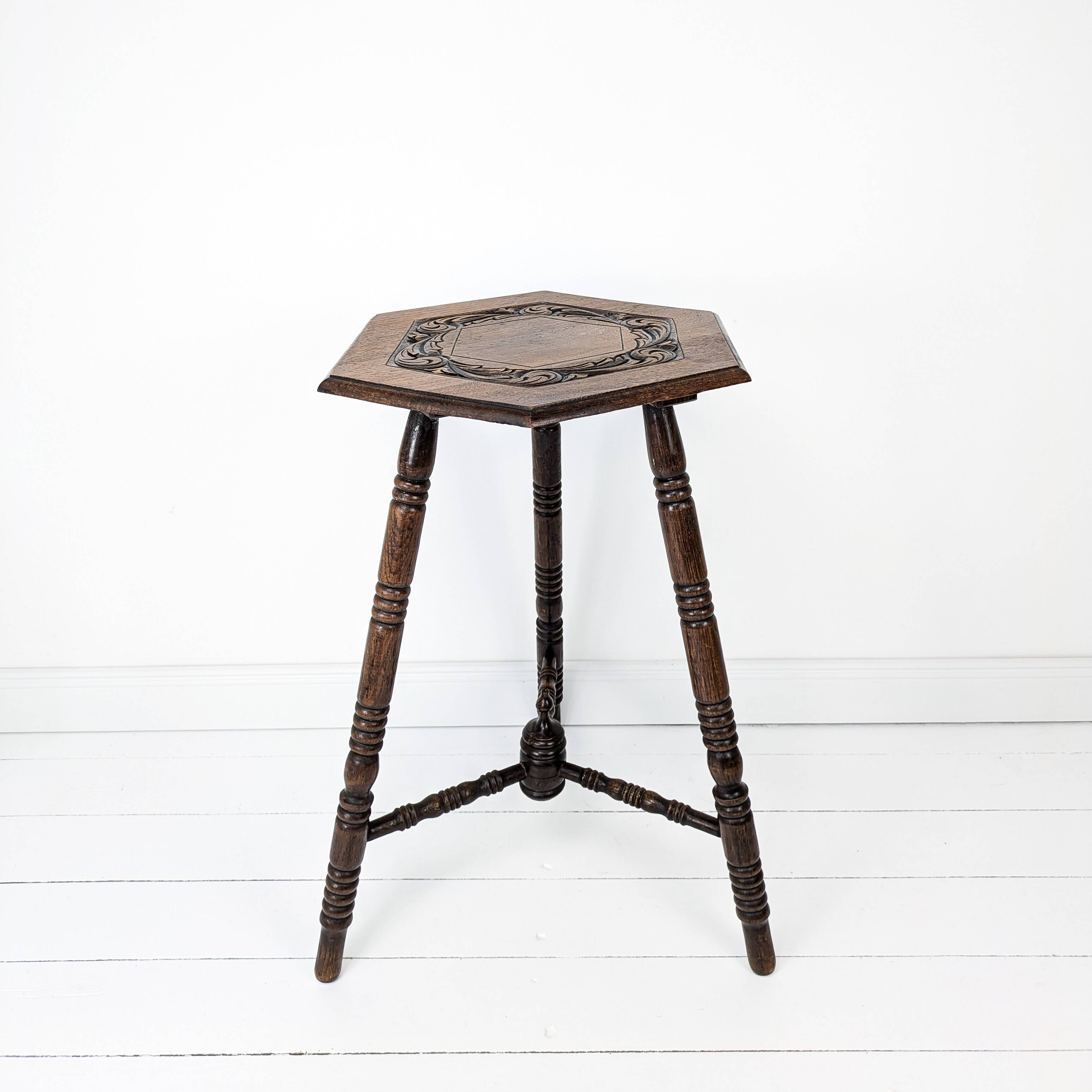 Vintage Table d'Appoint Tripode Polygone Sculpté à la main Tourné en bois massif Travail manuel Grün