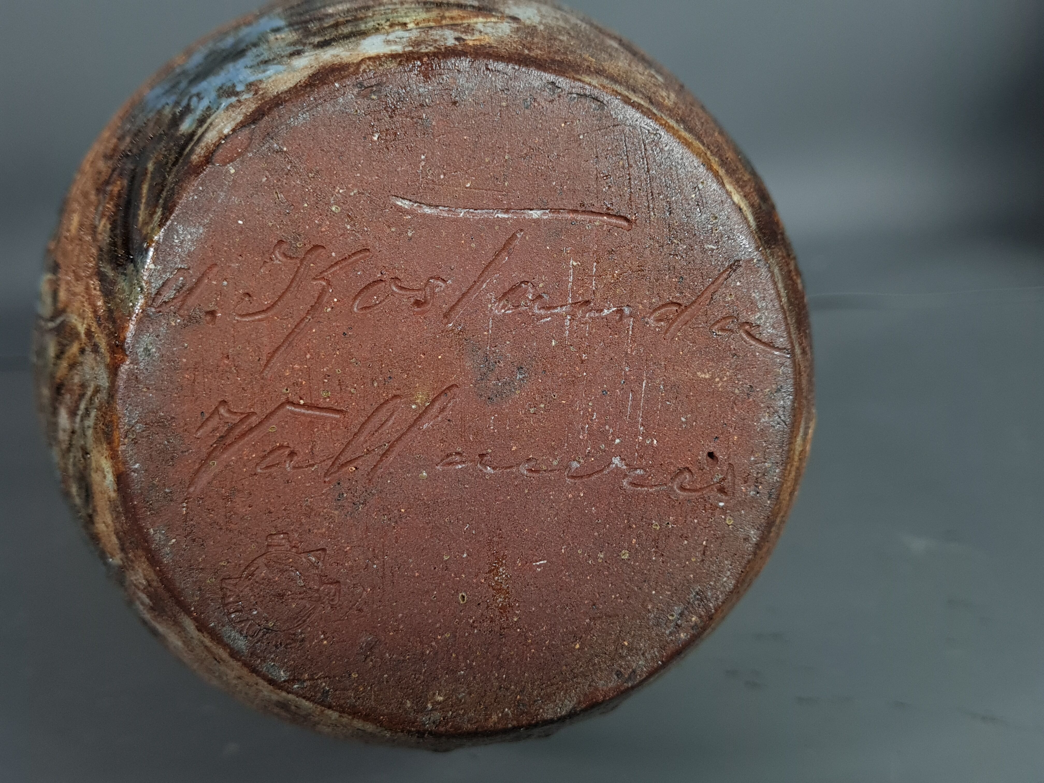 A. Kostanda à Vallauris: pichet en grès émaillé, signé. 22 cm Parfait état. SB