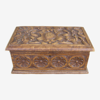 Coffret en bois sculpté ancien