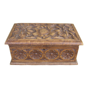 Coffret en bois sculpté ancien