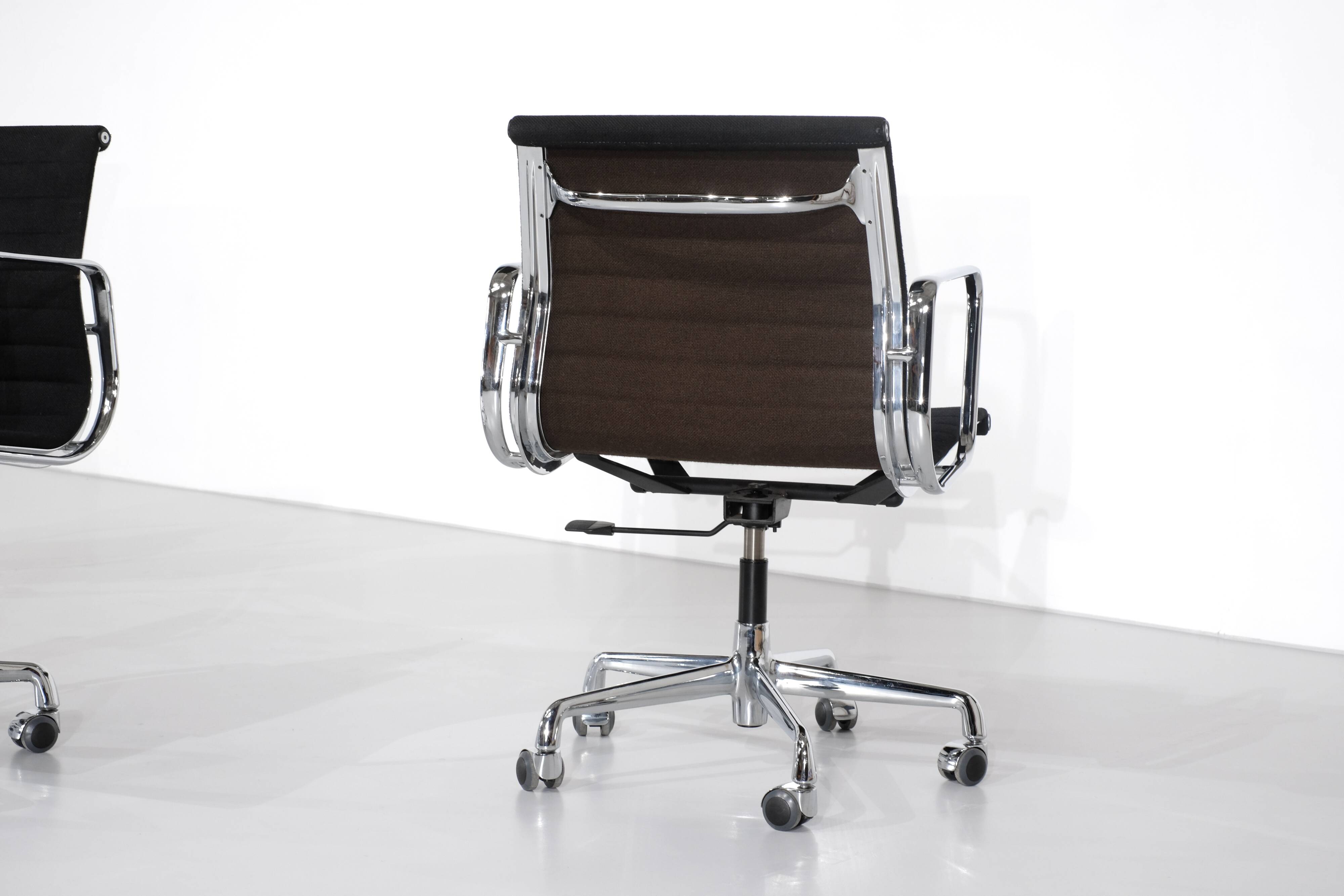Ensemble de fauteuils " EA 117 " Charles Ray Eames pour ICF USA 1969.