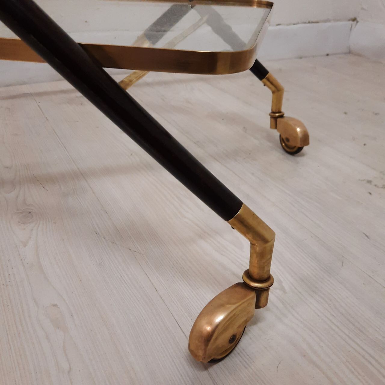 Serving table in brass wood