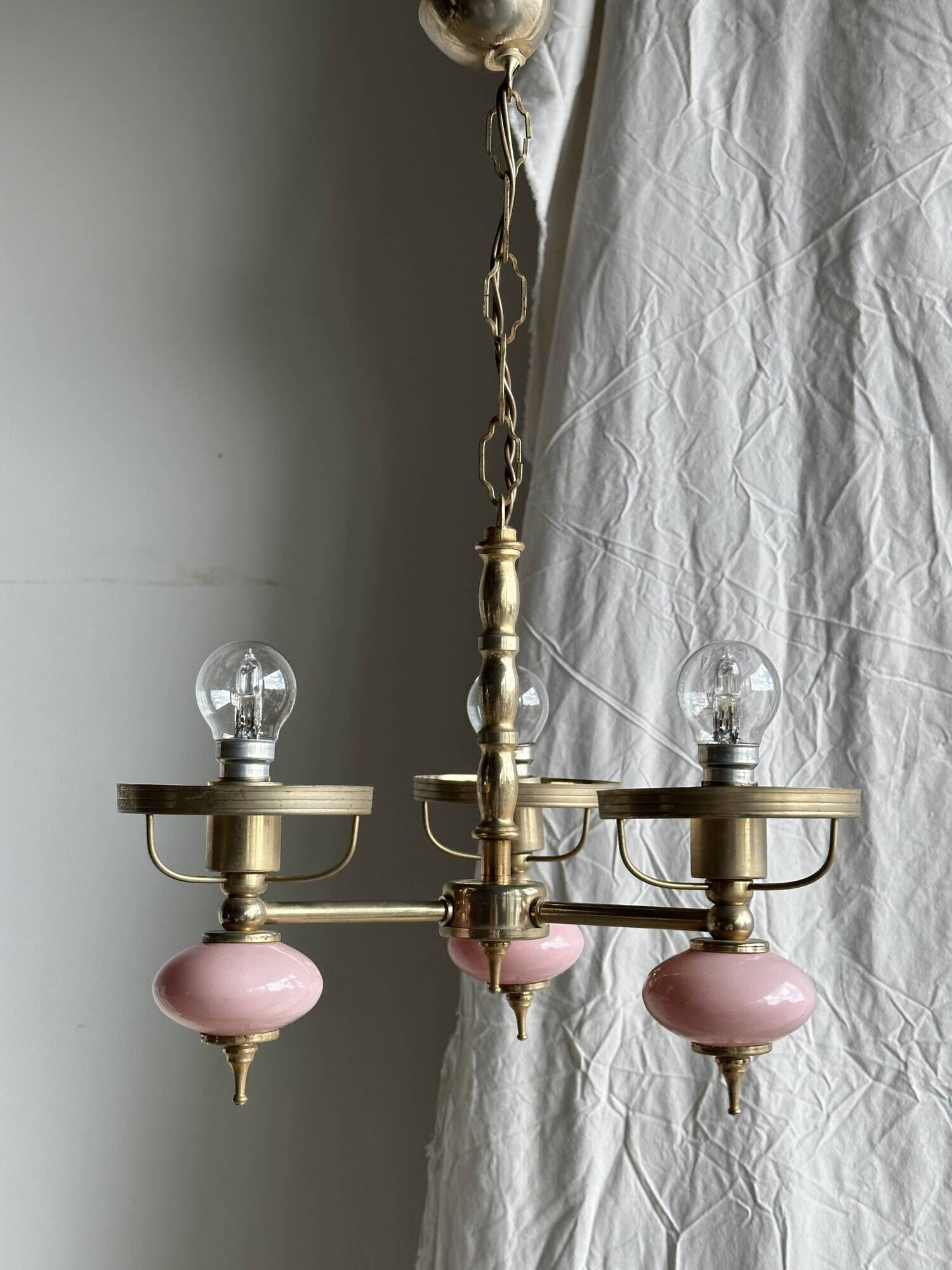 Petit lustre rose et doré à 3 bras de lumières