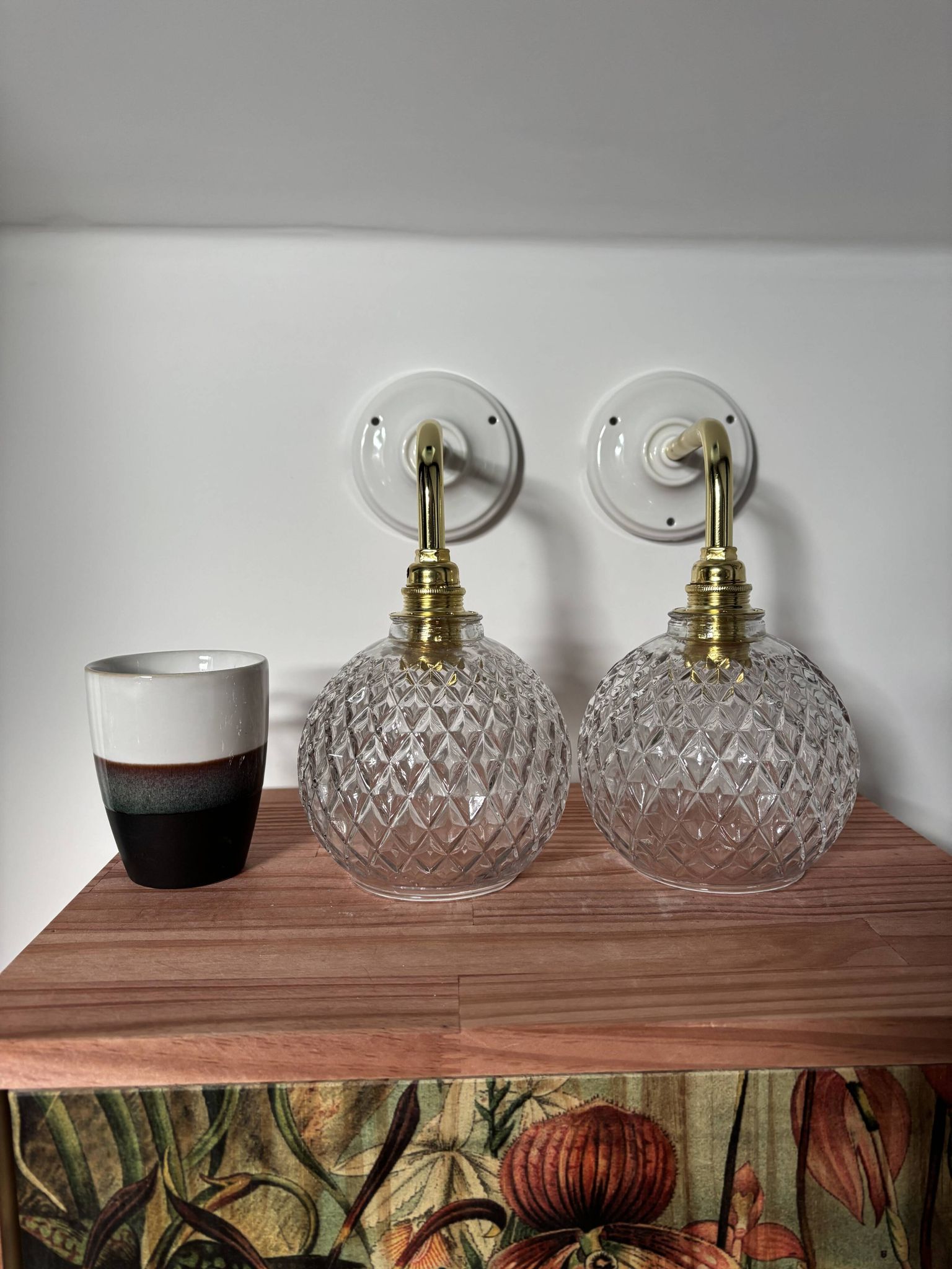 Paire d’appliques murales globes en verre ciselé
