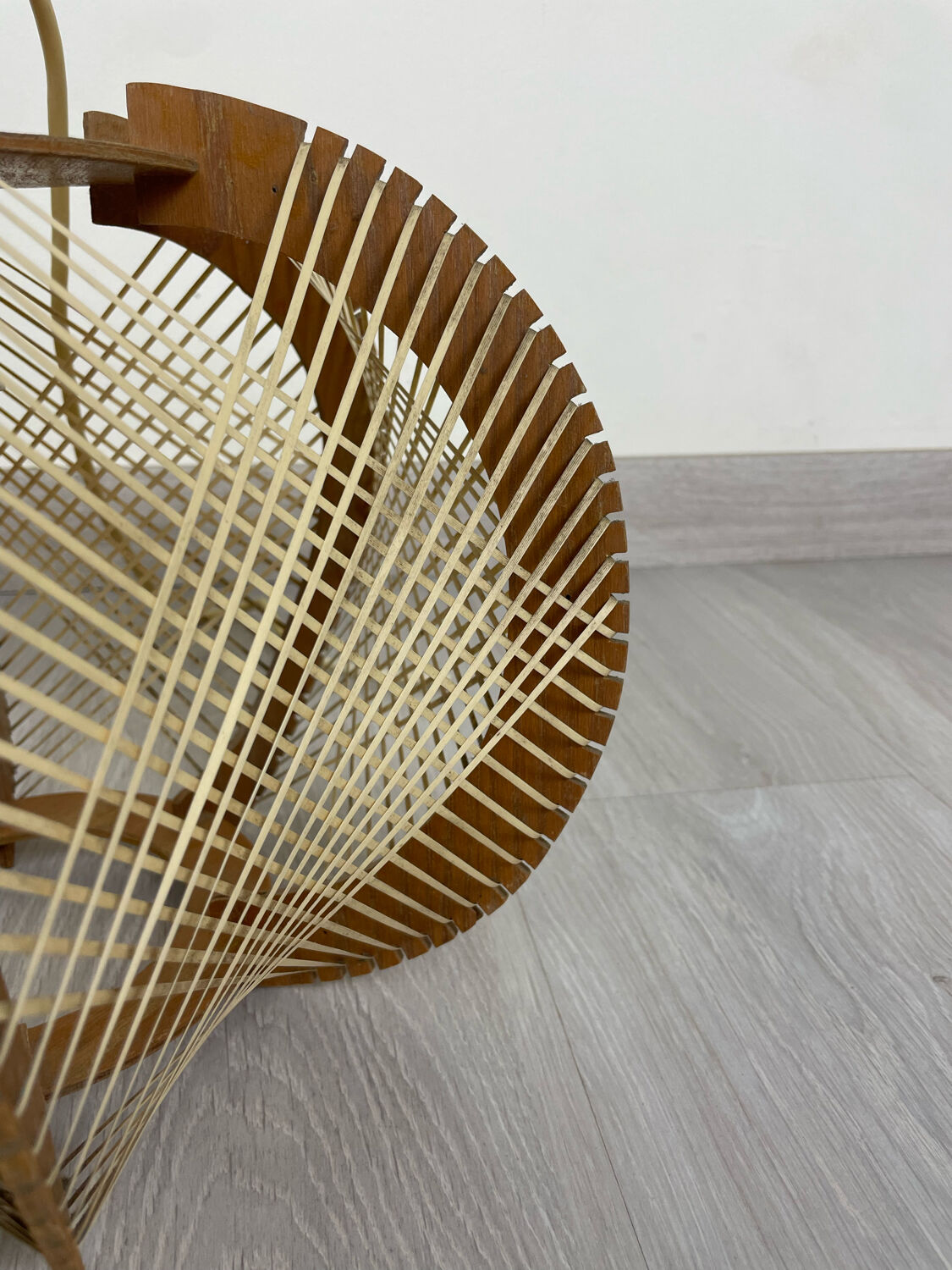 Suspension scandinave en bois et fils