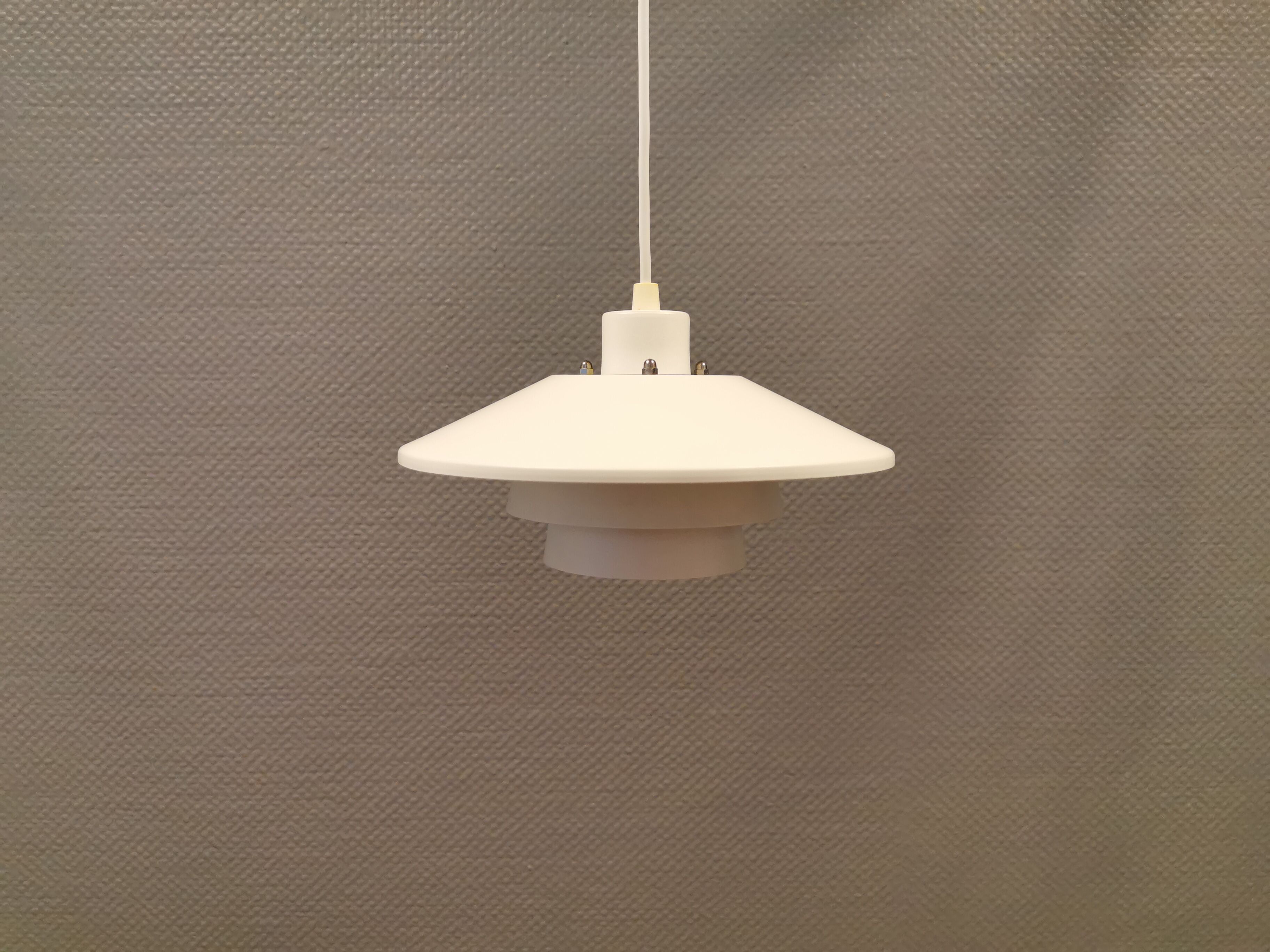 Small hanging lamp in a beautiful white color, produced by Super-Light Denmark.