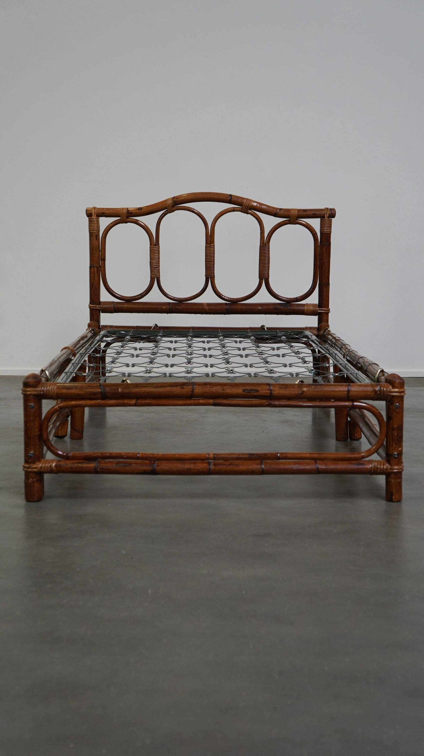 Vintage bamboo/rattan manou bed from the 70s with original spiral base