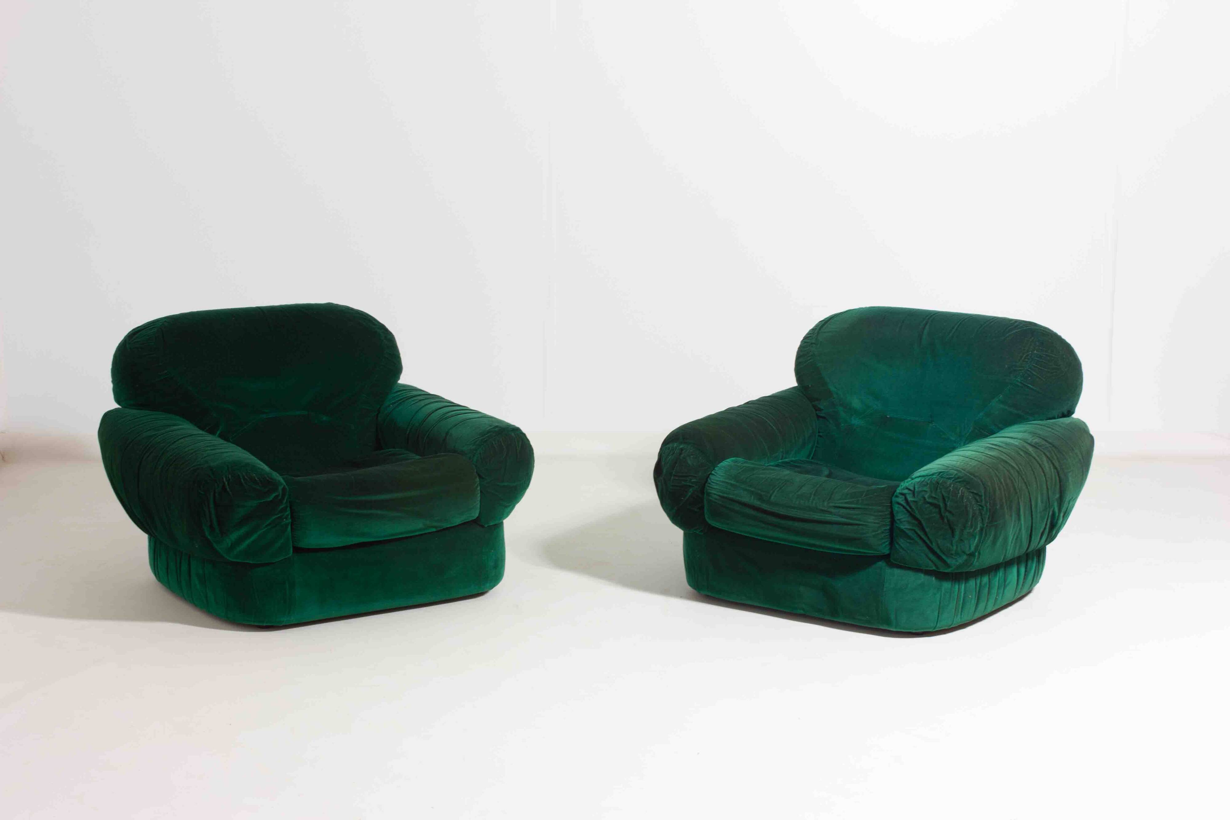 Paire de fauteuils de salon en velours vert, Italie, années 1970