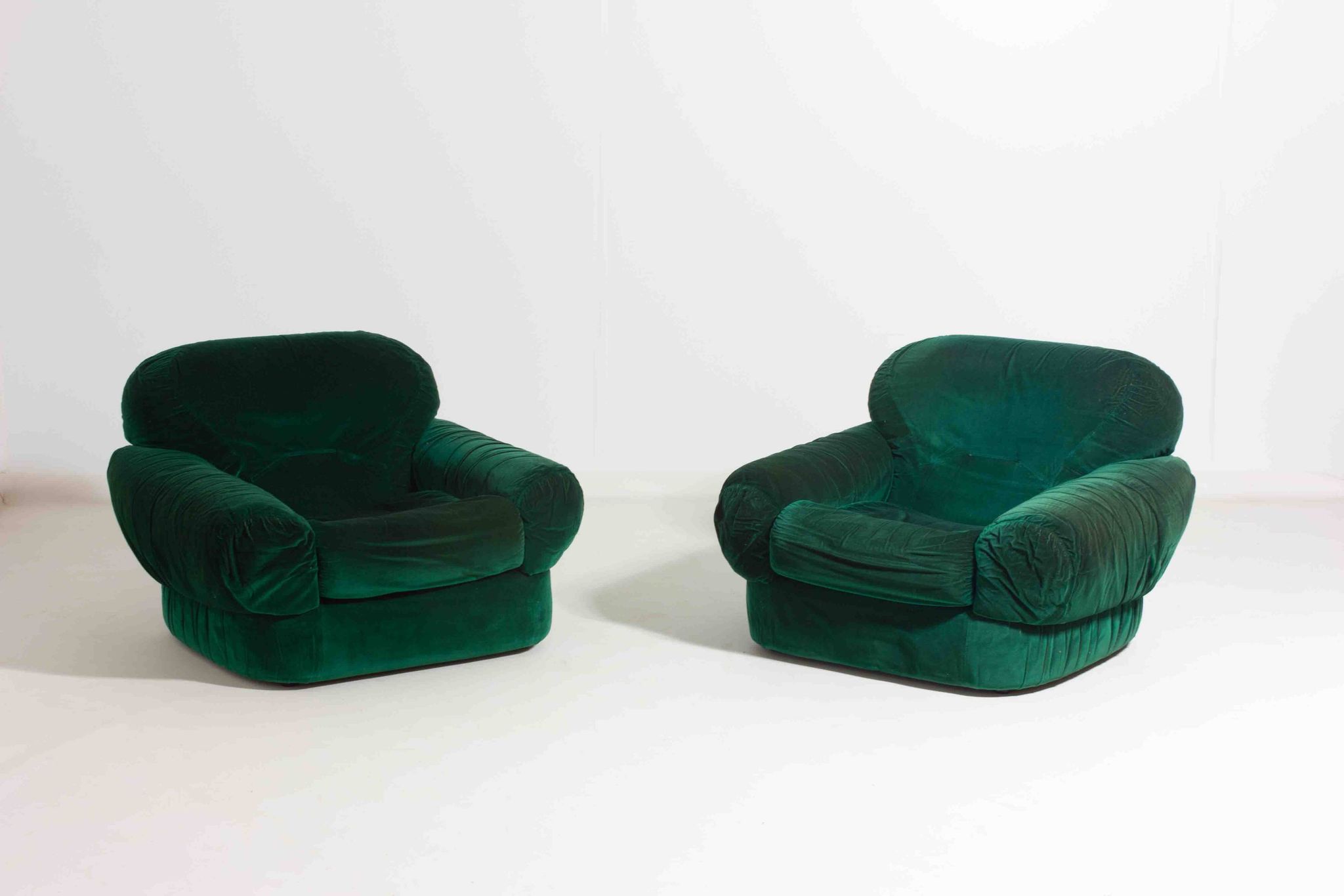Pair of plump lounge fauteuils in green velvet, Italy 1970s