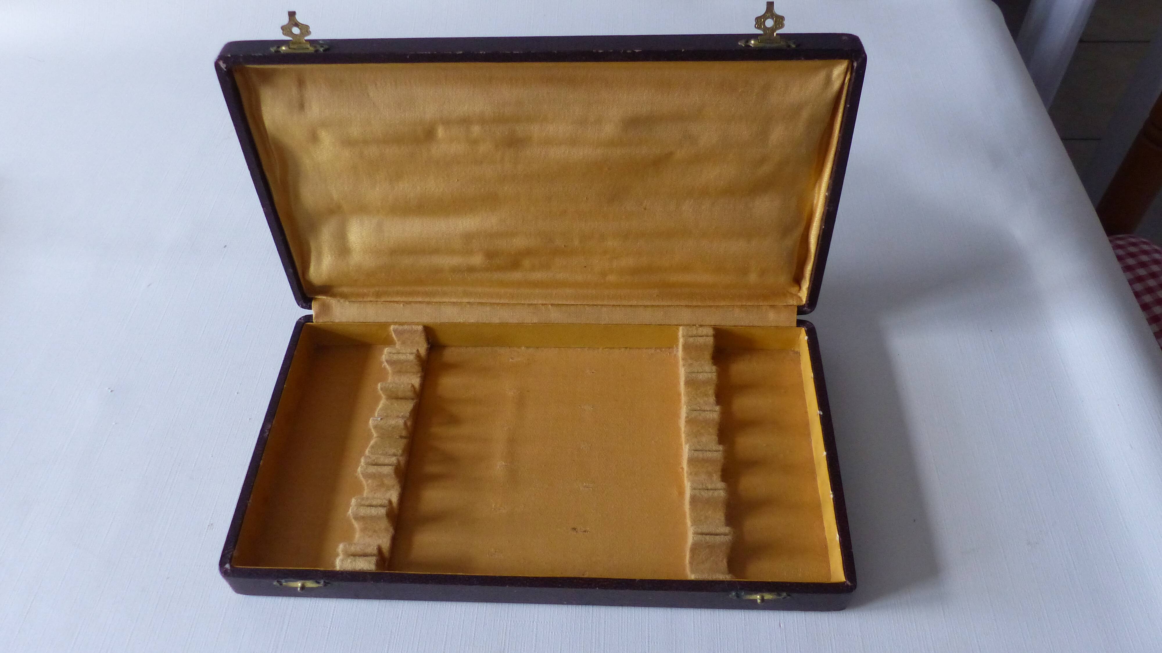 Box of 12 horn knives