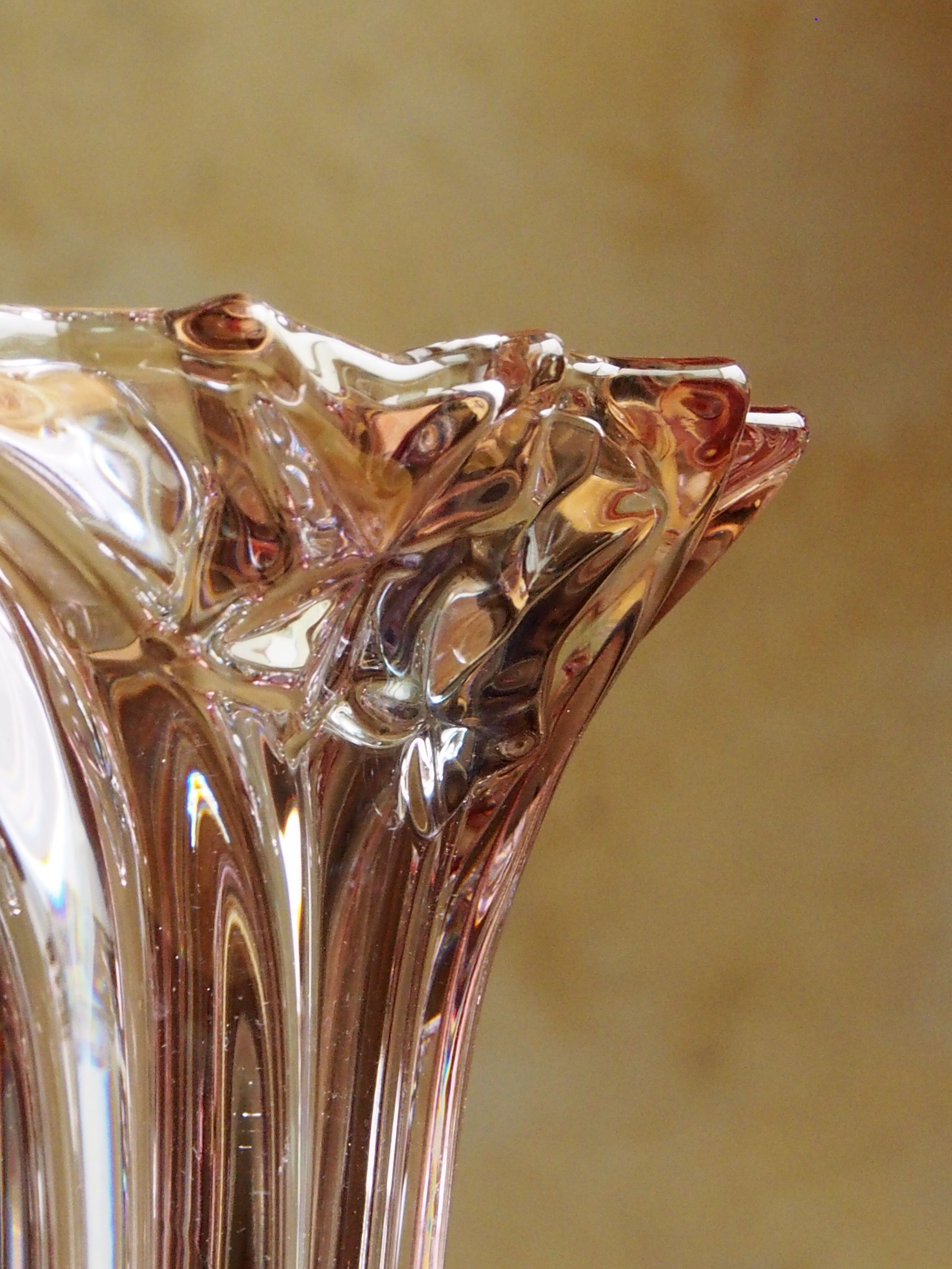 Vase en cristal Mikasa décor lierre parisien et lustre rosé