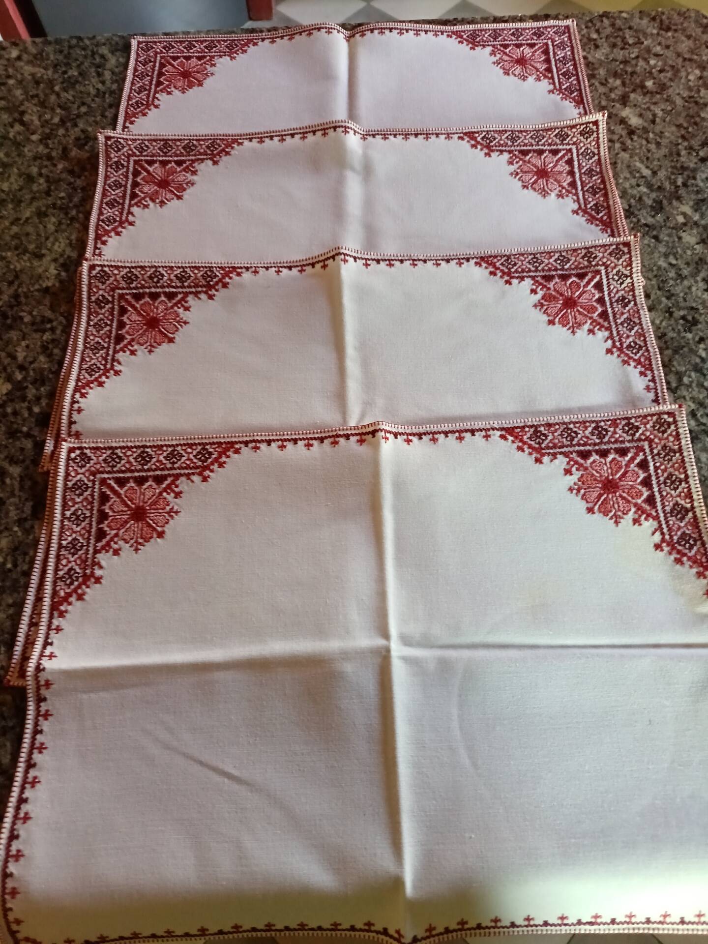 In 4 place settings + centrepiece + 6 napkins