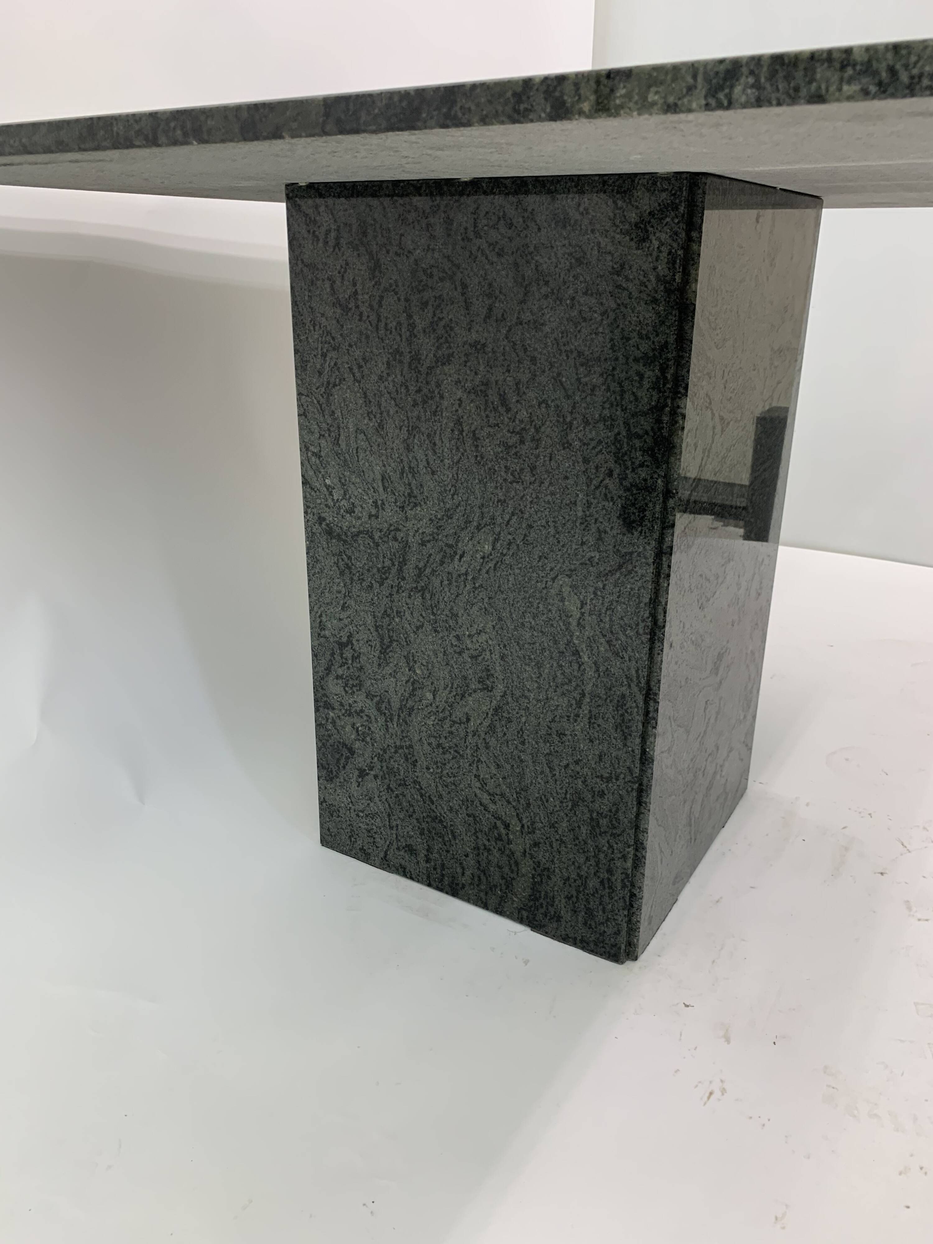 Table à manger en granit vert, années 1980