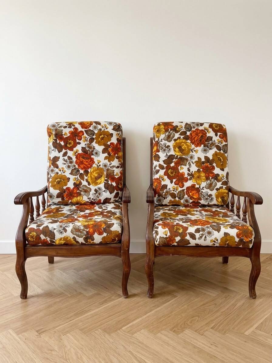 Pair of vintage 70s armchairs in wood and floral fabric.