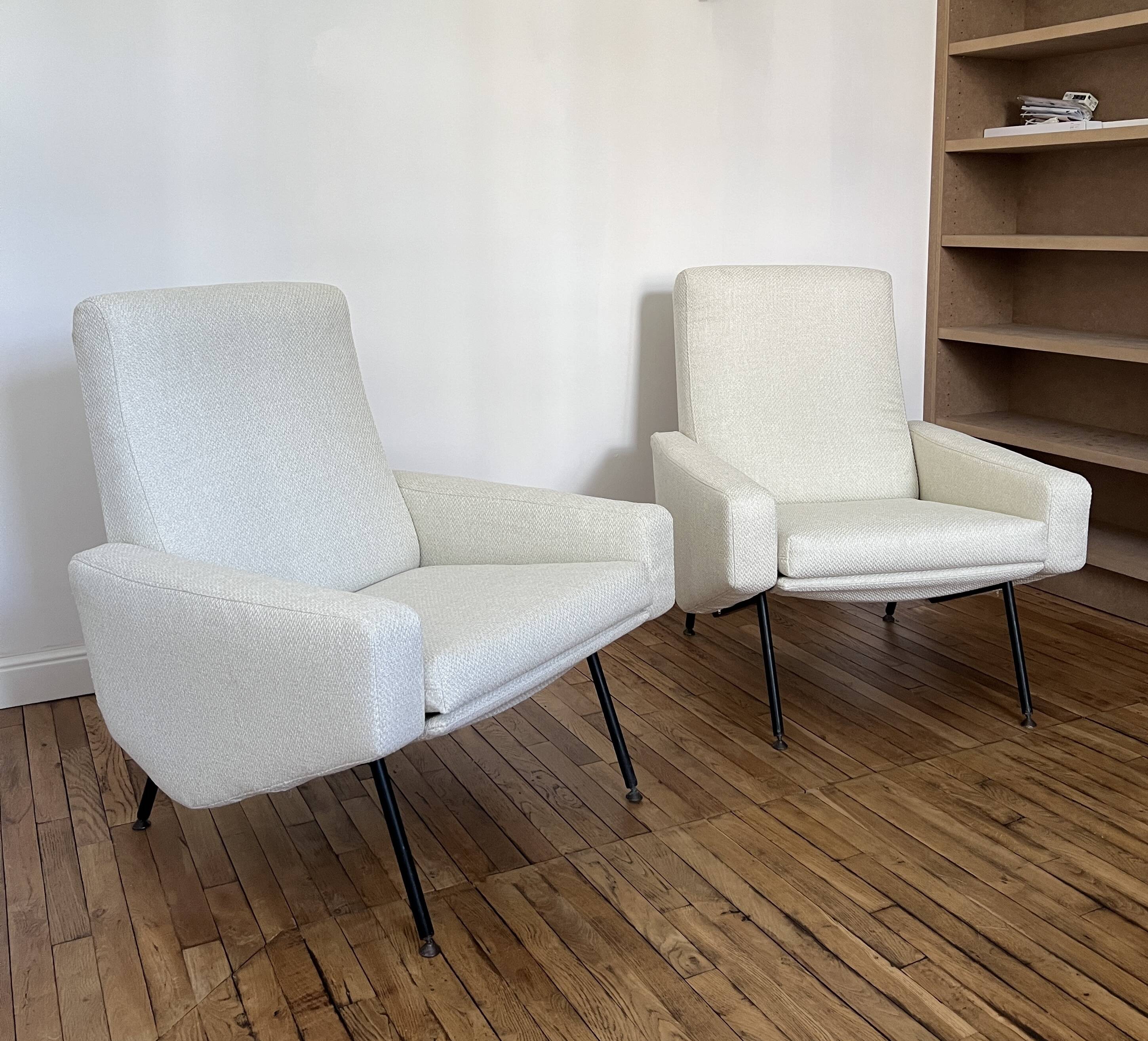 Pair of "Troïka" armchairs by Pierre Guariche, Airborne. Reupholstered 2026.