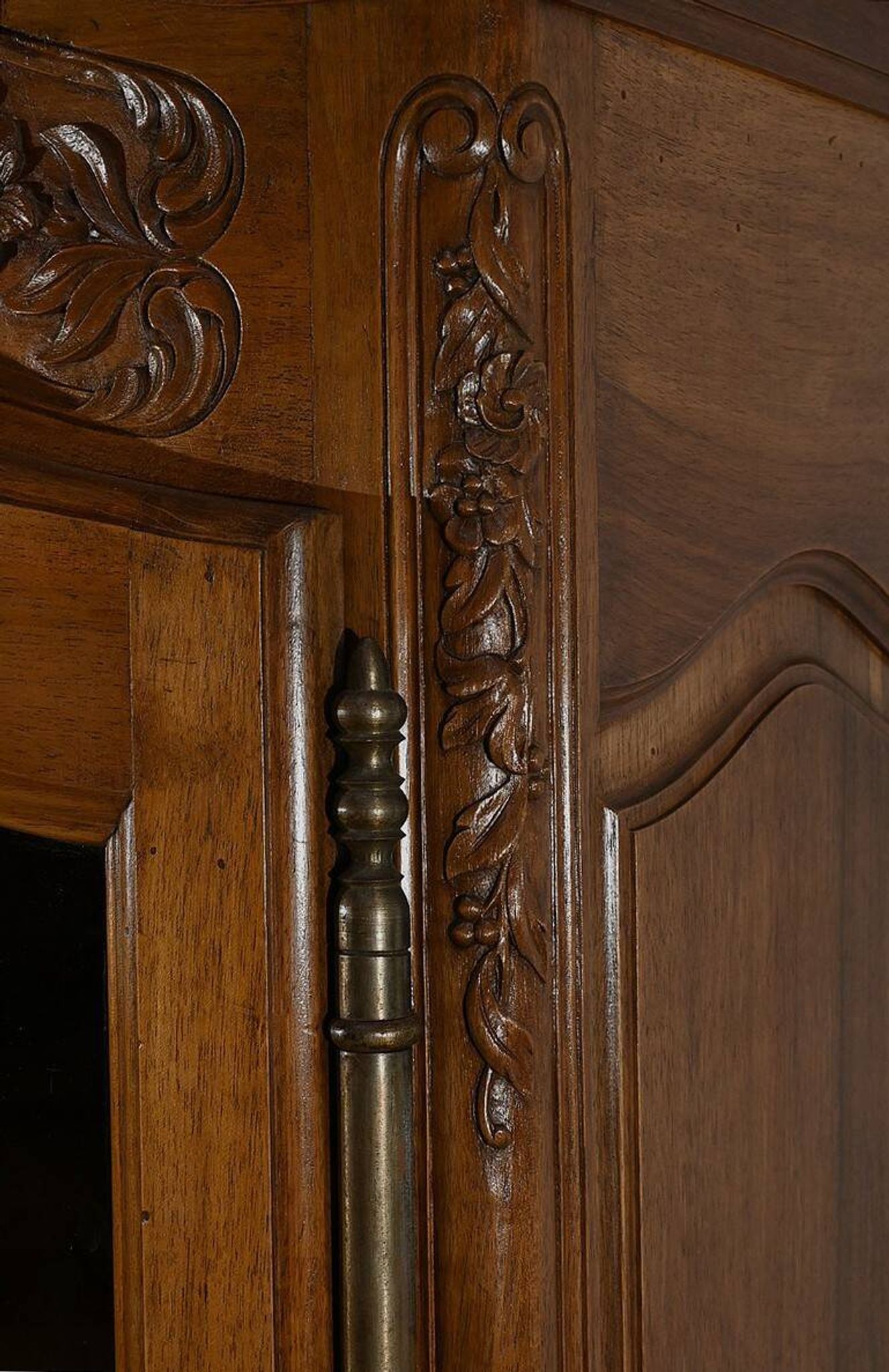 Walnut Display Cabinet, Louis XV Style – Late 19th Century