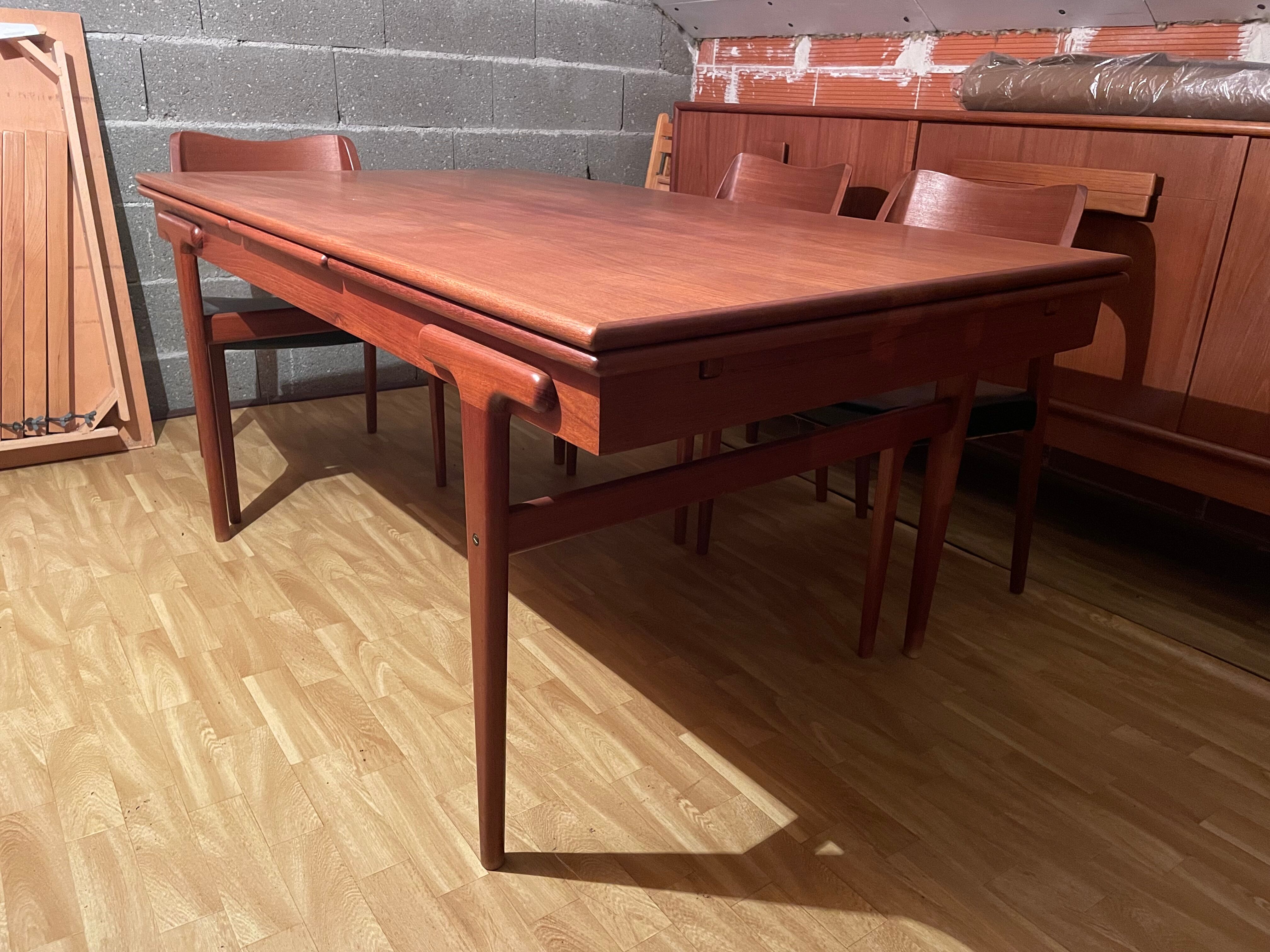 Teak extension table