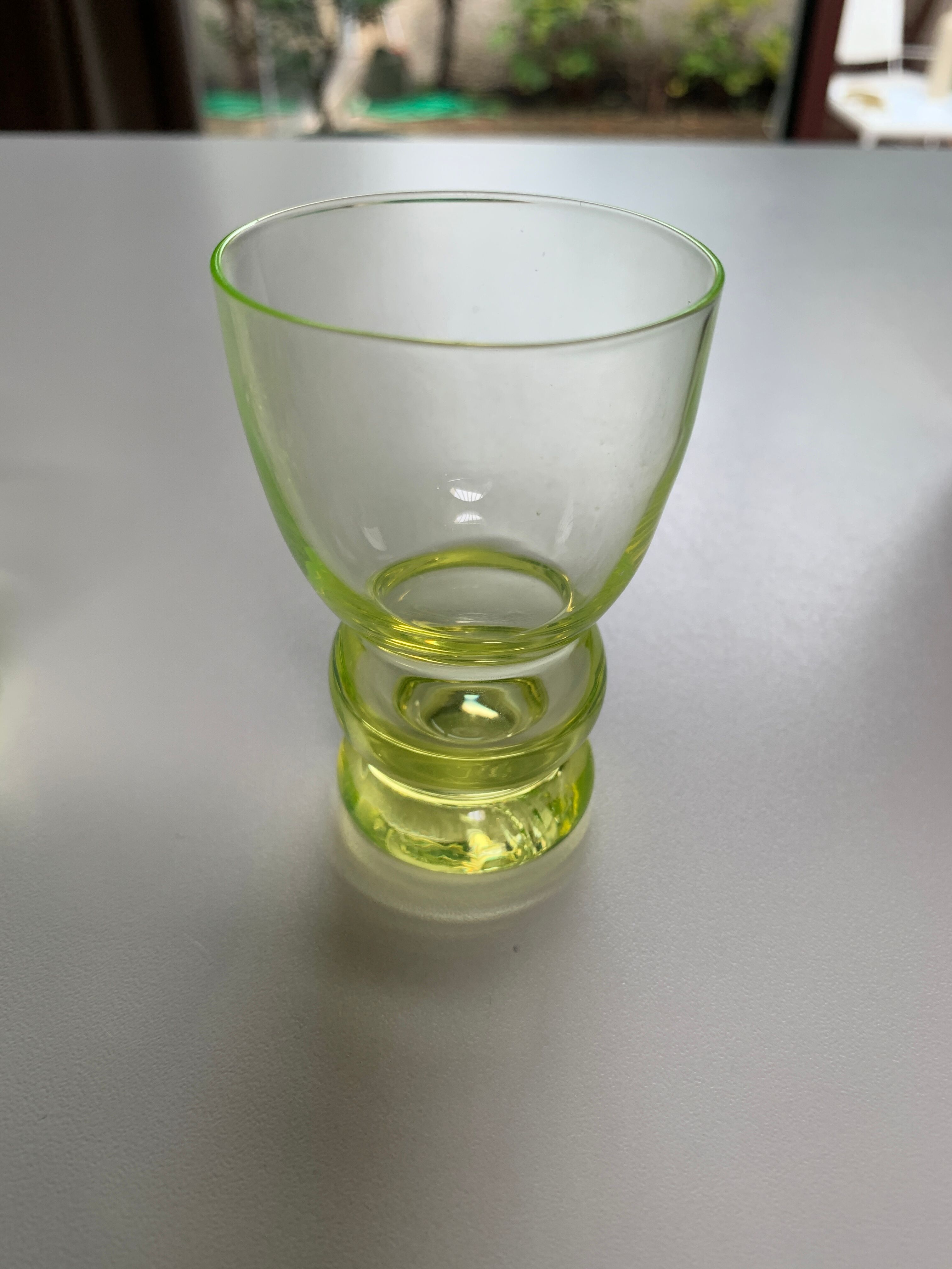 Verres à liqueur jaune fluo