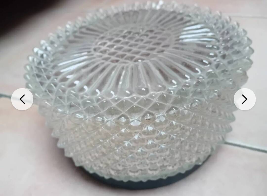 Vintage 20 cm sunflower glass ceiling light in very good condition.