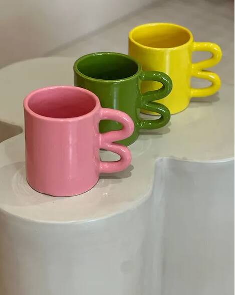 Ceramic mug with wave handle