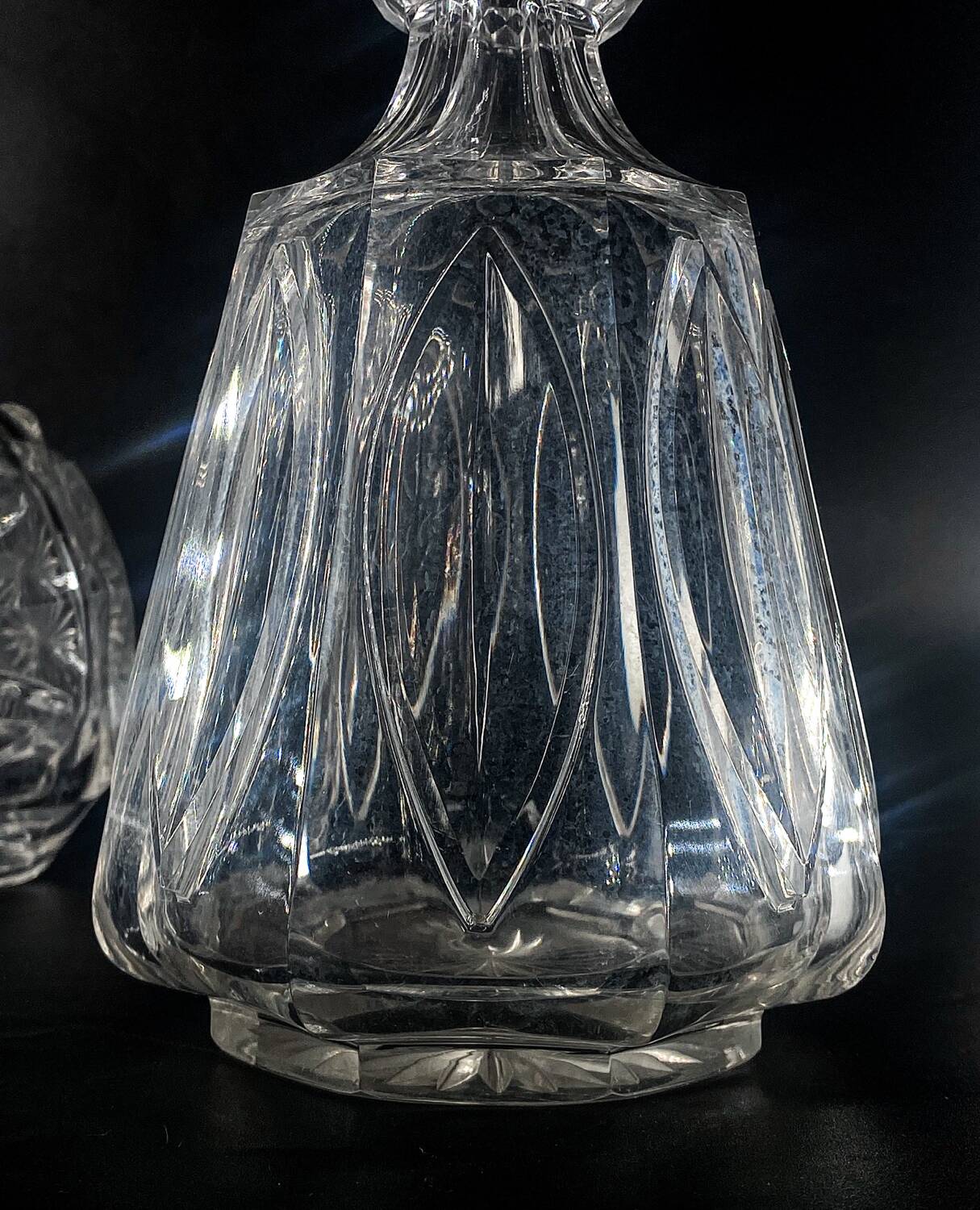 Two Le Creusot wine carafes (Baccarat) 19th century. Leaves
