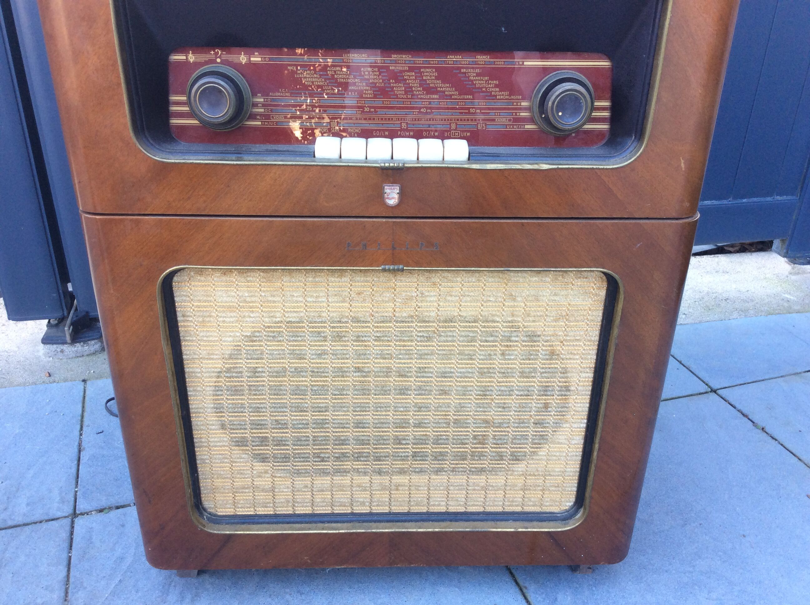 Radio spins disks 1959 vintage Philips