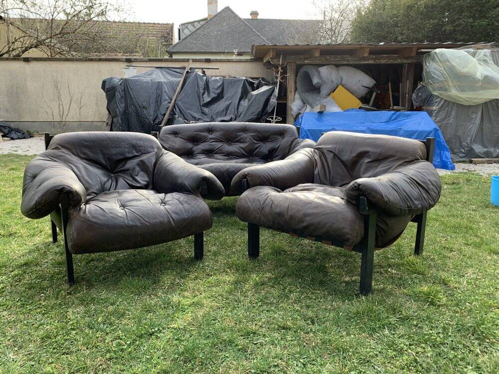 Set de 3 fauteuils et canapé Mid-Century en cuir marron et bois noir capitonné (1960s)