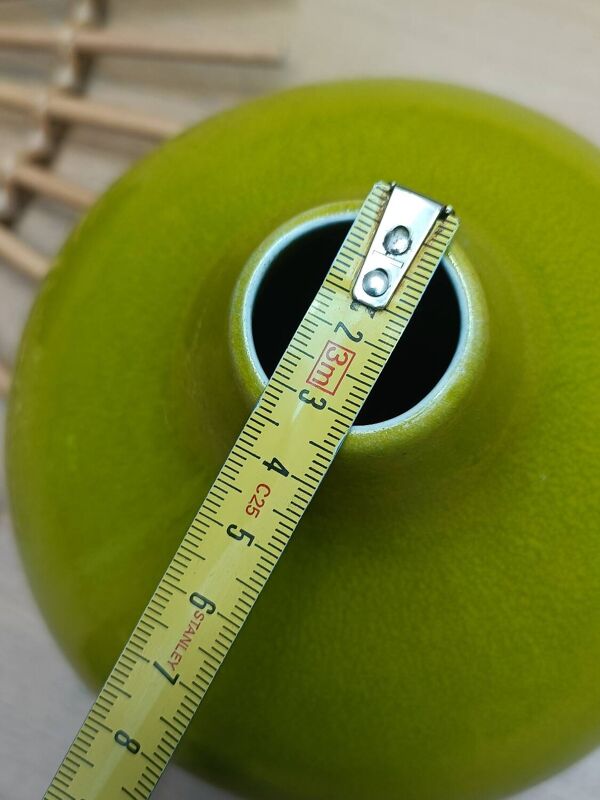 Vase en céramique verte estampillé