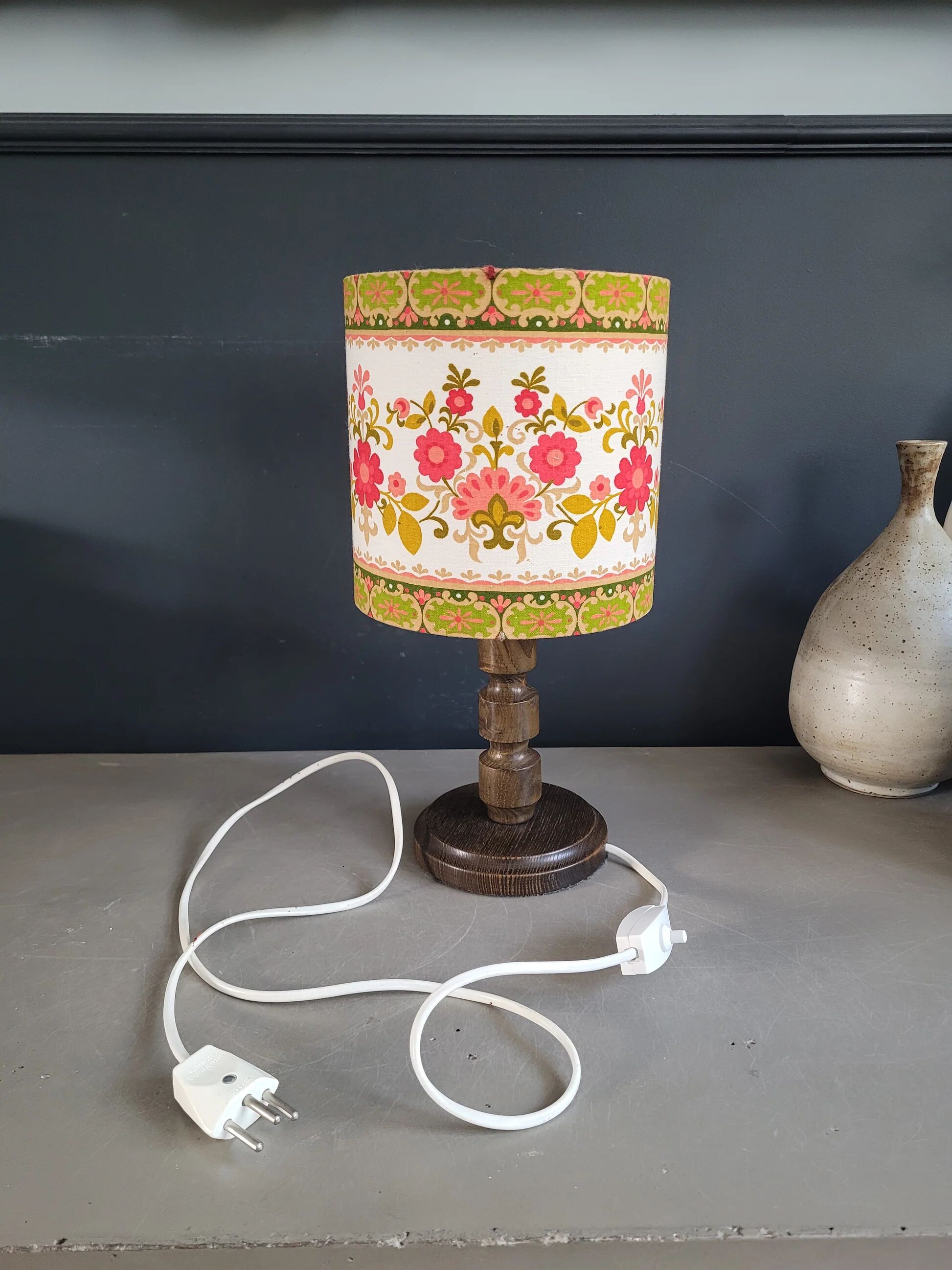 Bedside lamp with turned wooden base and floral shade - Ref 957