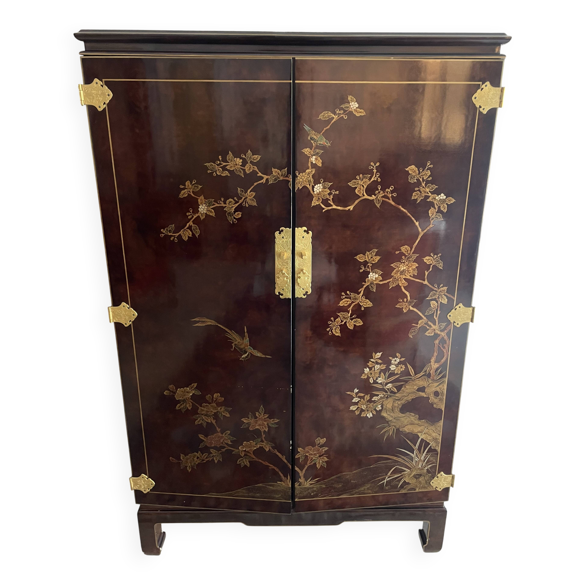 Lacquered TV unit