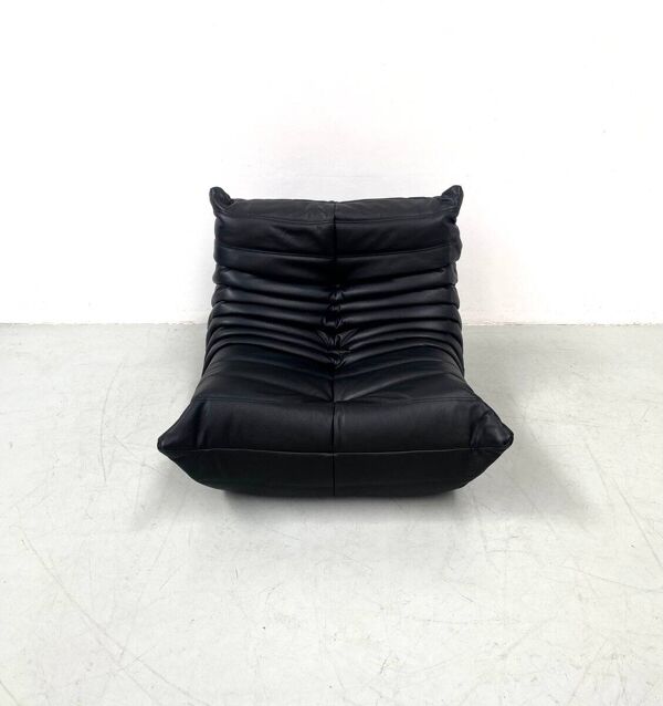 Fauteuil lounge Togo en cuir noir français par Michel Ducaroy pour Ligne Roset, années 1970.